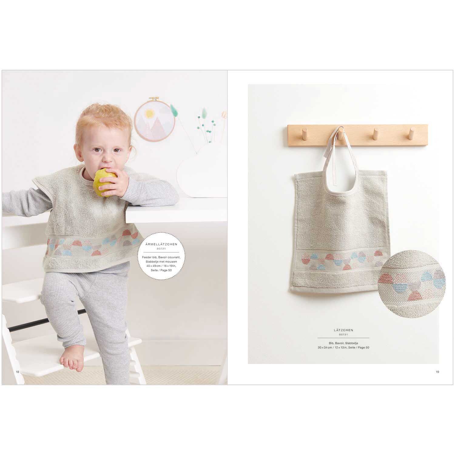 Livret de broderie Happy Baby No. 179 from Rico Design Stickbuch Happy Baby Nr. 179: Kind in grauem Outfit mit buntem Muster, hält Apfel. Tasche mit ähnlichem Design an Haken.