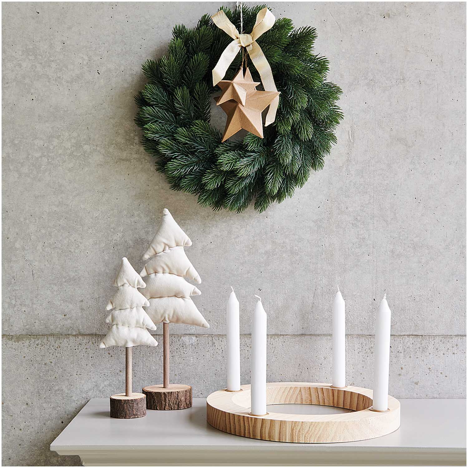 Adventskranz Holz natur Größe 30x30x3cm von Rico Design Adventskranz Holz natur: Eleganter Kranz mit grünen Zweigen und Holzstern, dekoriert auf einem Tisch mit weißen Kerzen und Stoffbäumen.