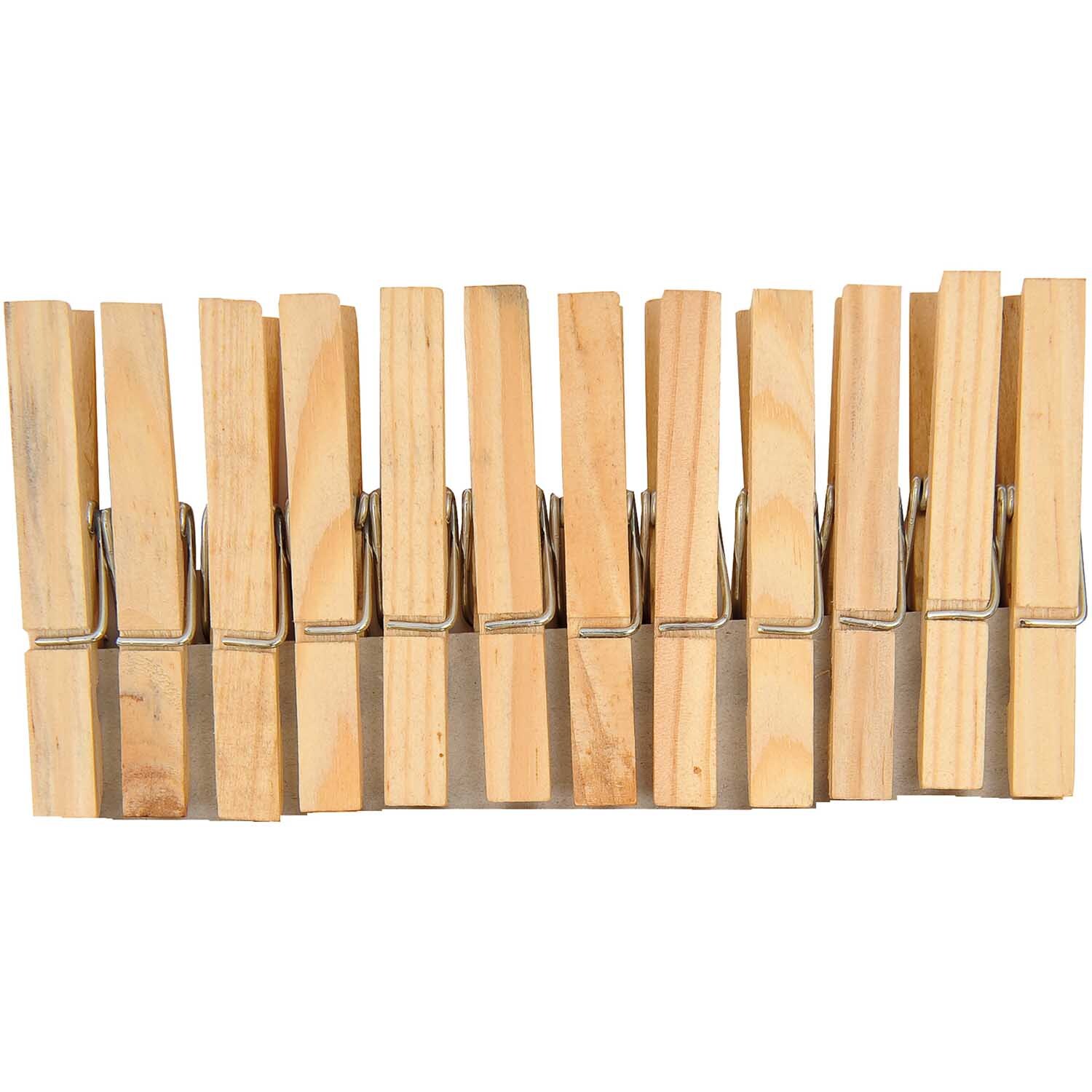 Holzklammern 7,2cm 24 Stück aus Naturholz von Rico Design, aufgereiht in einer Linie. Ideal für Wäsche oder Bastelprojekte.