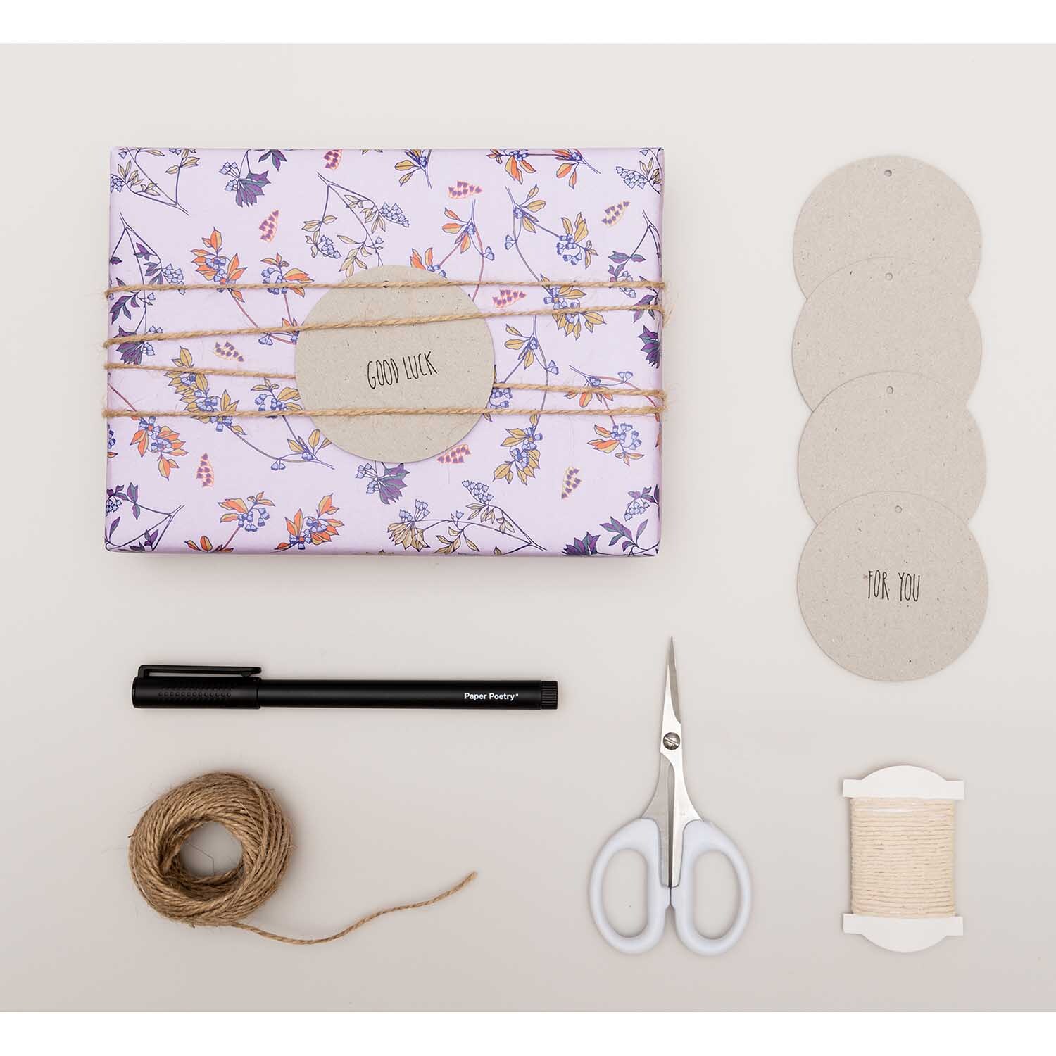 Paper Poetry Papieranhänger rund 6,3cm 24 Stück Farbe Graukarton von Rico Design Paper Poetry Papieranhänger rund 6,3cm 24 Stück, Graukarton, neben Geschenk, Stift, Schere und Schnur. Ideal für kreative Verpackungen.