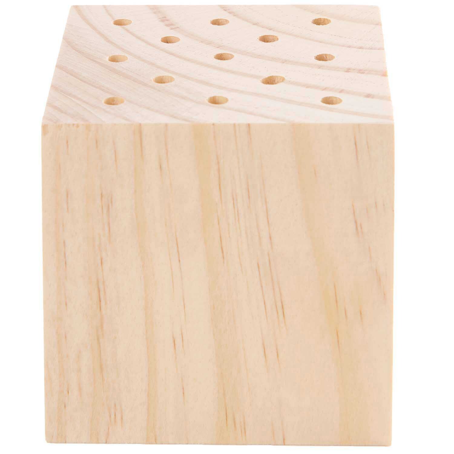 Holzständer für Trockenblumen 8x8x8cm Farbe Natur von Rico Design Holzständer für Trockenblumen 8x8x8cm von Rico Design aus naturfarbenem Holz mit Löchern für Blumenarrangements.