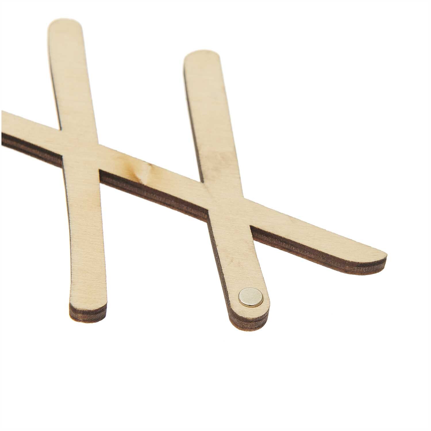 Holzschriftzug magnetisch "Home" 28x9cm von Rico Design Holzschriftzug magnetisch "Home" 28x9cm von Rico Design, zeigt zwei überkreuzte Holzstäbe mit Magnet.