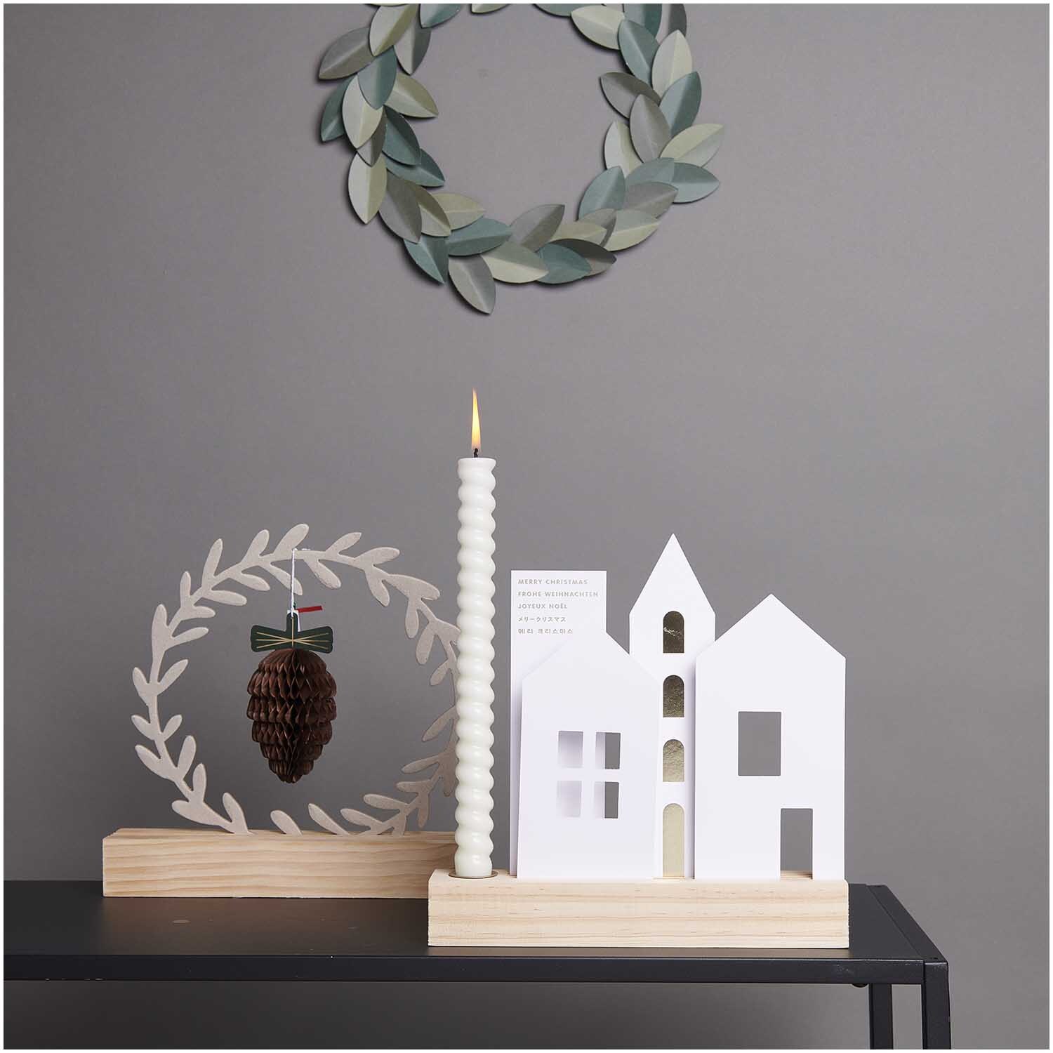 Paper Poetry Kartenset mit Pop-Up Anhänger Zapfen B6 von Rico Design Paper Poetry Kartenset mit Pop-Up Anhänger Zapfen B6 zeigt eine elegante Dekoration mit einem weißen Haus, einer Kerze und einem Zapfenanhänger.