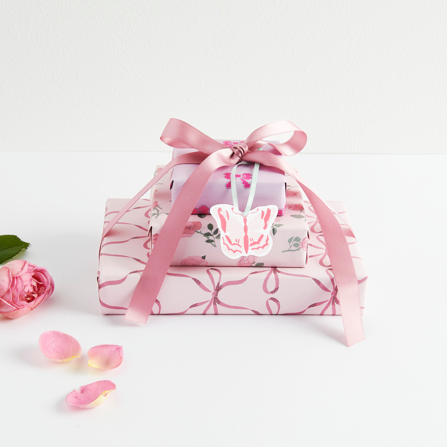 Paper Poetry Motivpapierblock La Vie En Rose 23 Blatt von Rico Design Paper Poetry Motivpapierblock La Vie En Rose: Zwei rosa Geschenke mit Schleifen und Schmetterlingsanhänger, dekoriert mit Rosenblättern.