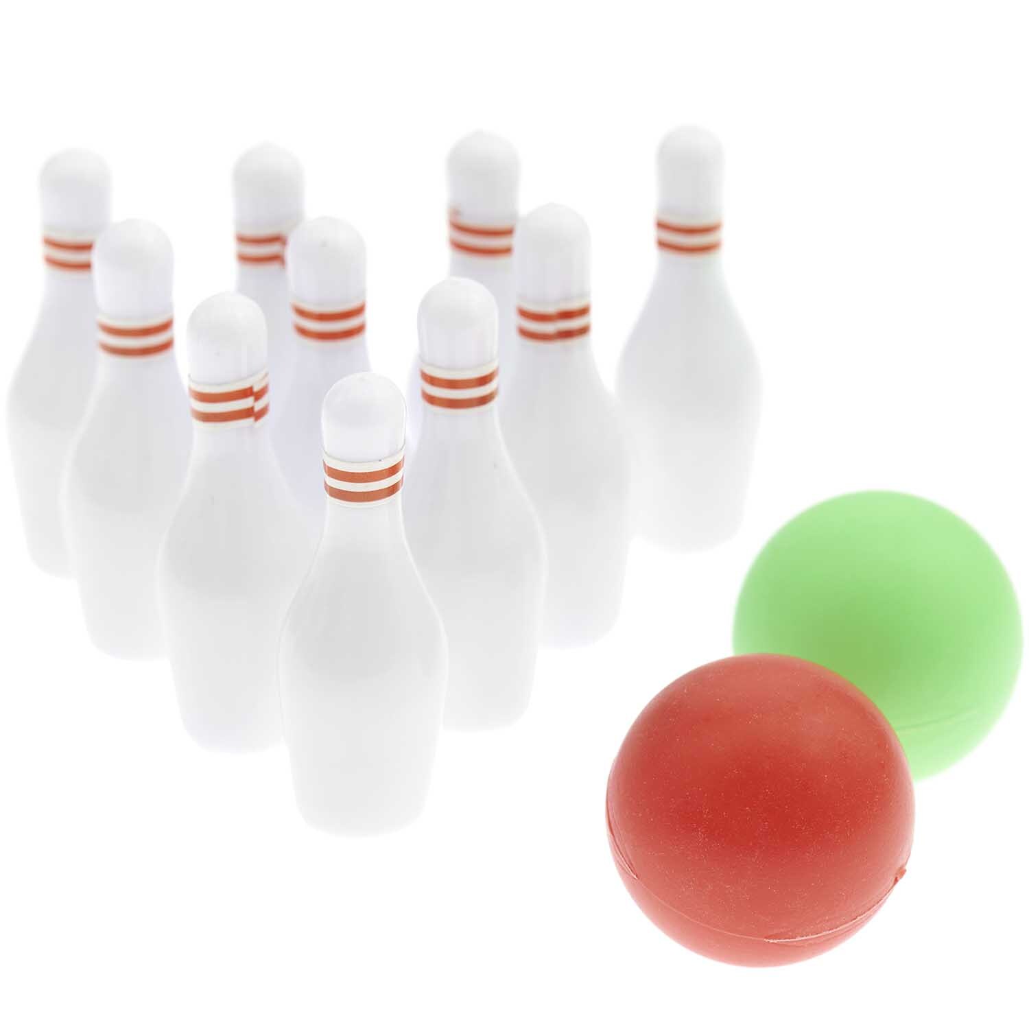Miniatur Bowling Set: Ein 12-teiliges Set mit weißen Kegeln und roten sowie grünen Bällen von Rico Design.