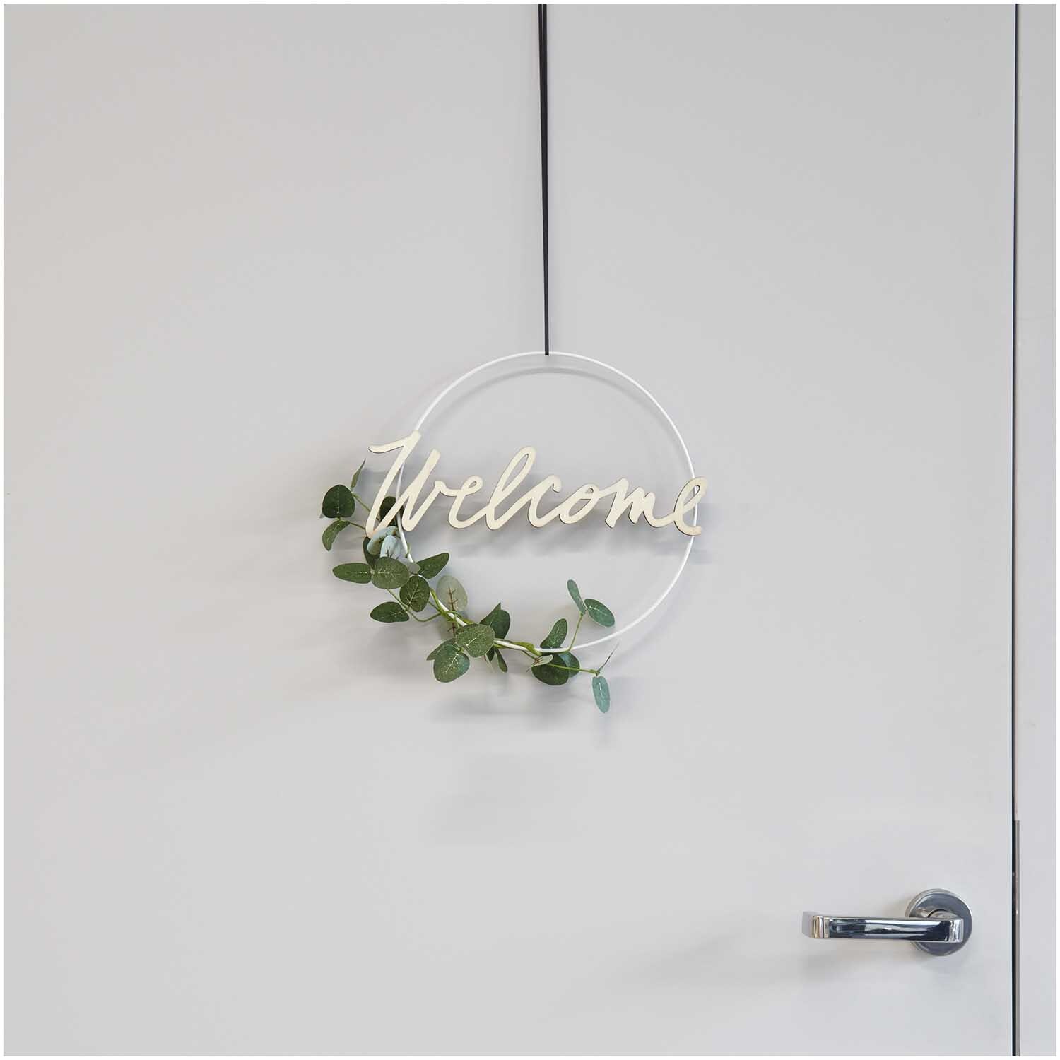 Eukalyptuszweig 26cm grasgrün von Rico Design, dekorativ an einem Türkranz mit "Welcome"-Schriftzug.
