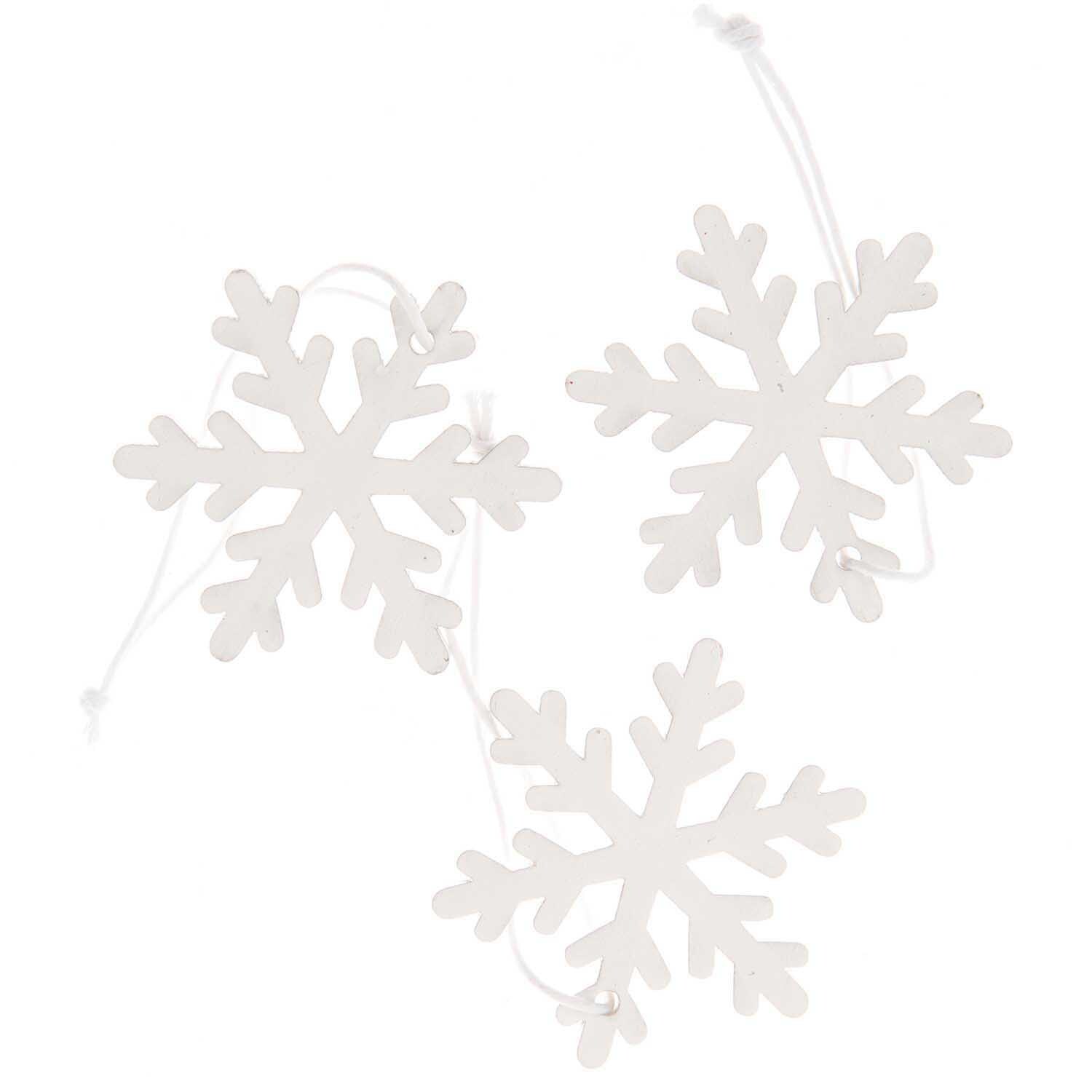 Holzhänger Schneeflocke von Rico Design: Drei weiße Schneeflocken aus Holz, ideal für winterliche Dekorationen.