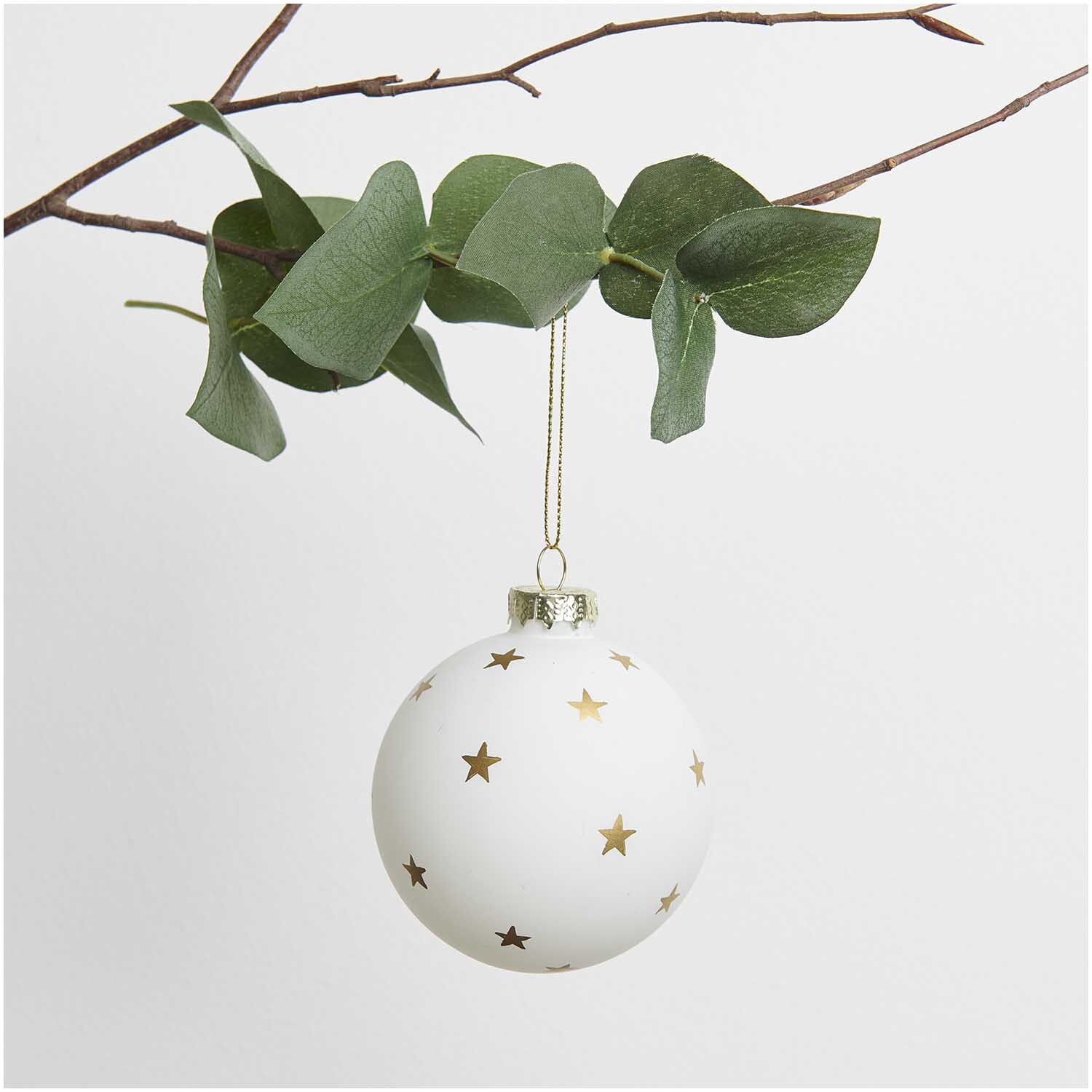Glaskugel Baumschmuck mit Sterne gold Ø 8cm von Rico Design Glaskugel Baumschmuck mit Sterne, hängend an einem Ast, verziert mit goldenen Sternen.