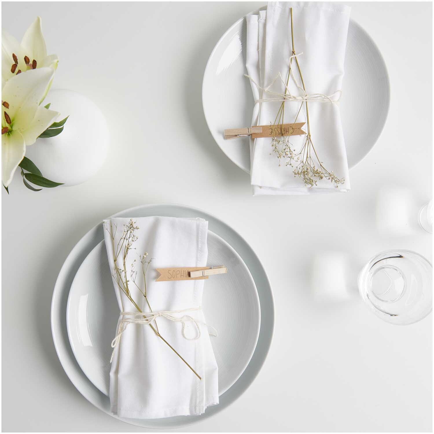 Stoffserviette 2 Stück weiß Größe 45x45cm von Rico Design Stoffserviette 2 Stück weiß von Rico Design, elegant auf Tellern arrangiert mit Blumen und Kerzen.