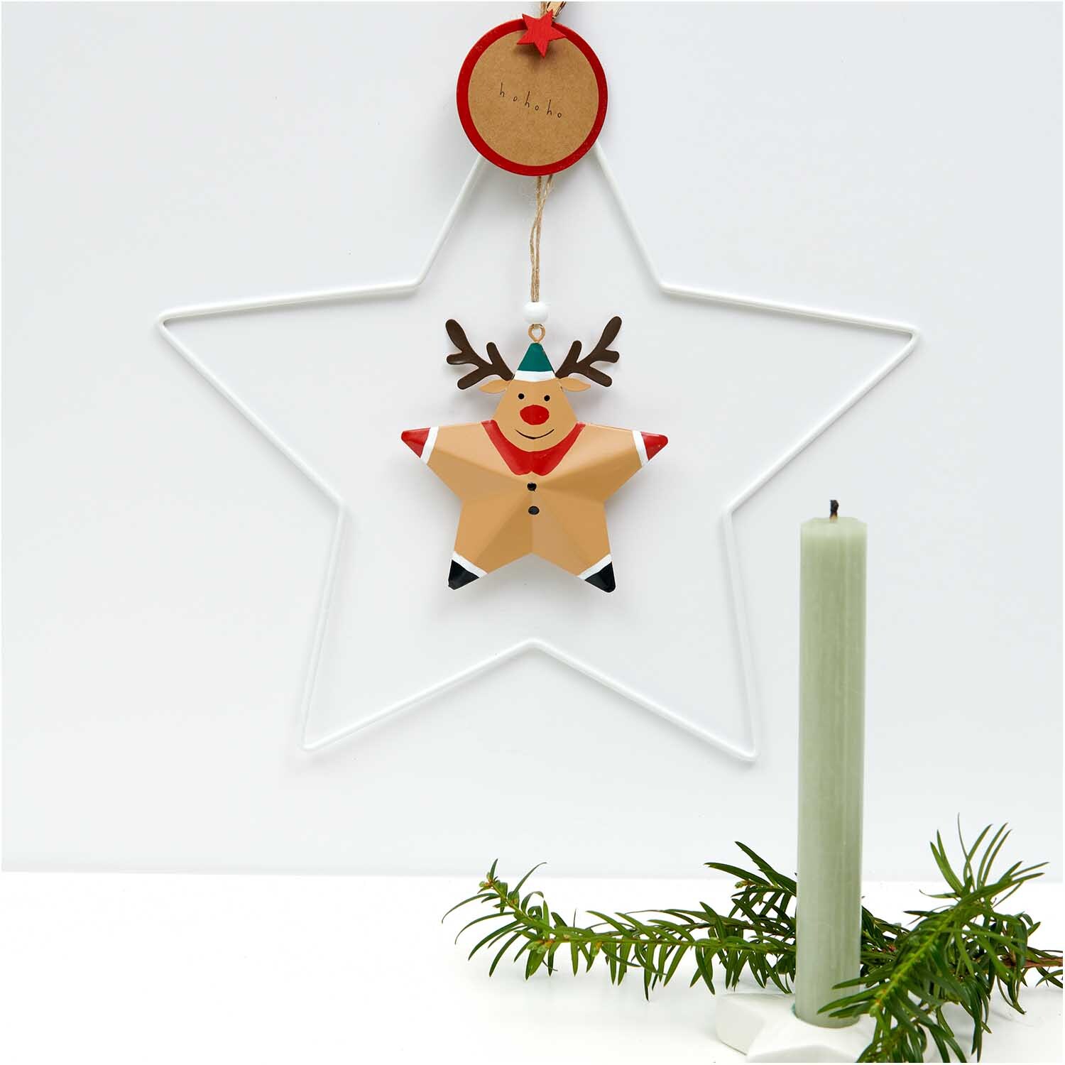 Holzklammern 3cm 24 Stück Farbe Hellrot von Rico Design Holzklammern 3cm 24 Stück: Hellroter Stern mit Rentiermotiv von Rico Design, dekoriert mit grünem Kerzenhalter.