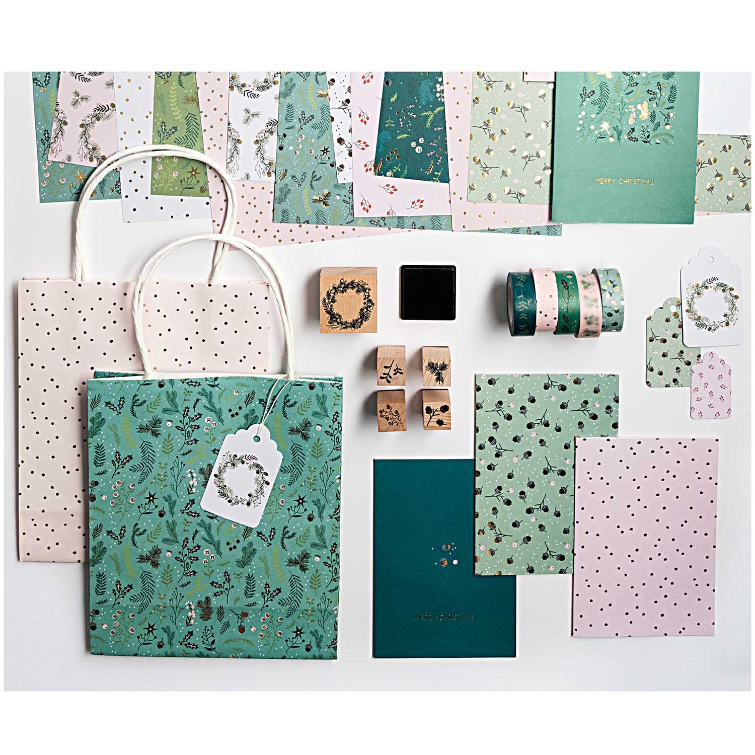 Paper Poetry Geschenkanhänger Classic Christmas 30 Stück von Rico Design Paper Poetry Geschenkanhänger Classic Christmas 30 Stück, umgeben von festlichen Bastelmaterialien in Grün- und Rosatönen.