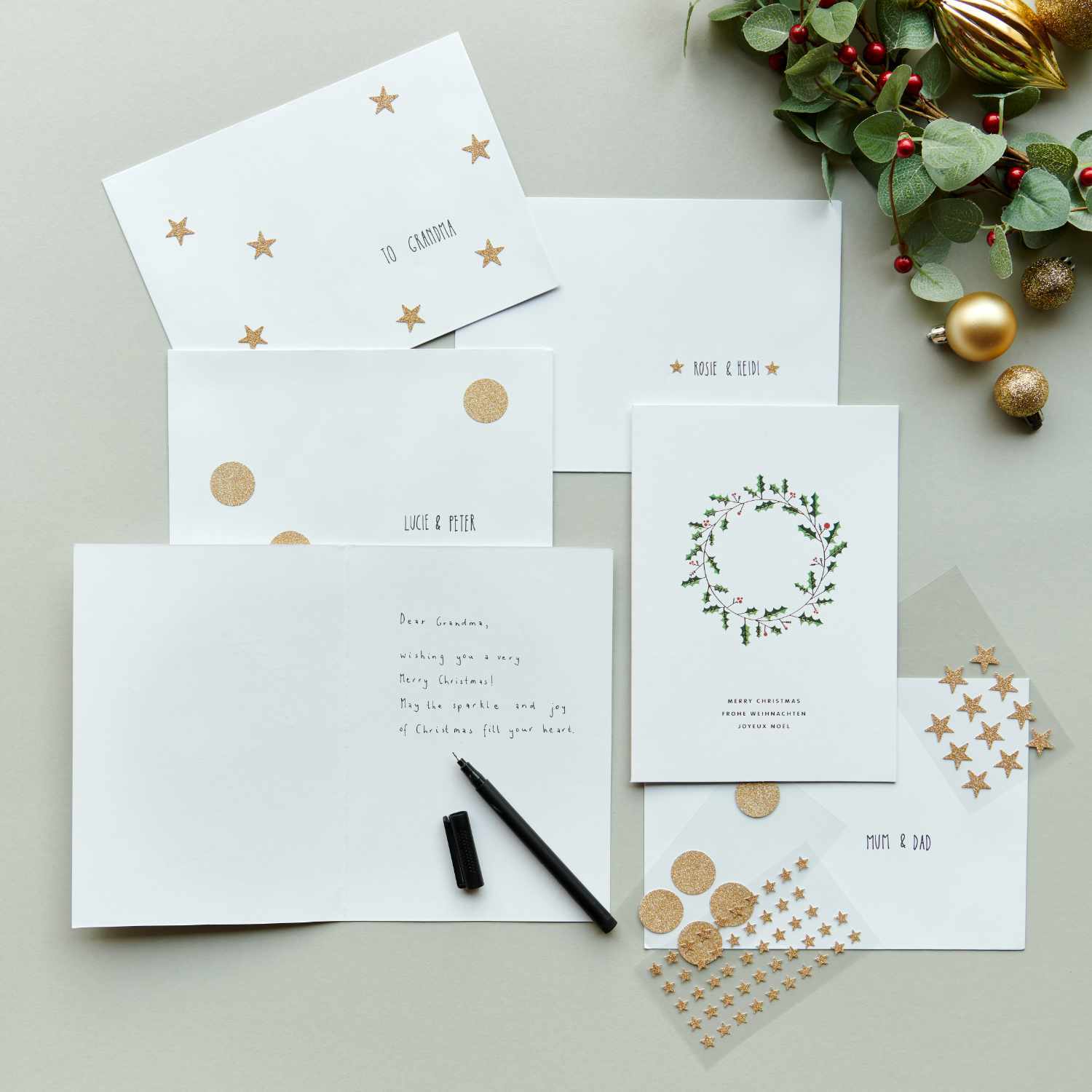 Paper Poetry Kartenset Kranz A5 weiß von Rico Design Paper Poetry Kartenset Kranz A5 weiß zeigt elegante Karten mit goldenen Sternen und Kranzmotiv. Ideal für festliche Grüße.