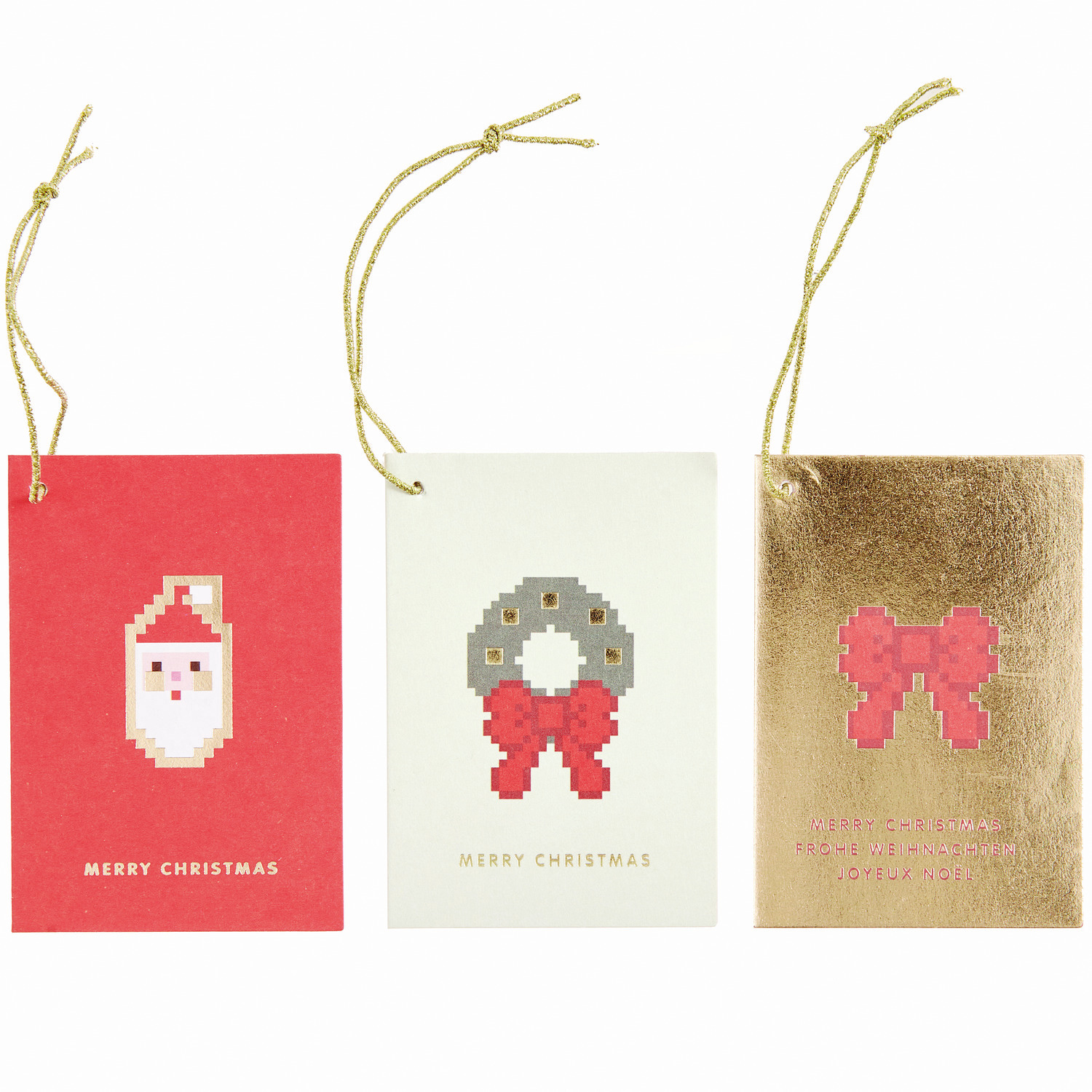 Paper Poetry Kärtchenanhänger Pixel: Drei weihnachtliche Anhänger mit Pixelmotiven, darunter ein Weihnachtsmann, ein Kranz und eine Schleife.