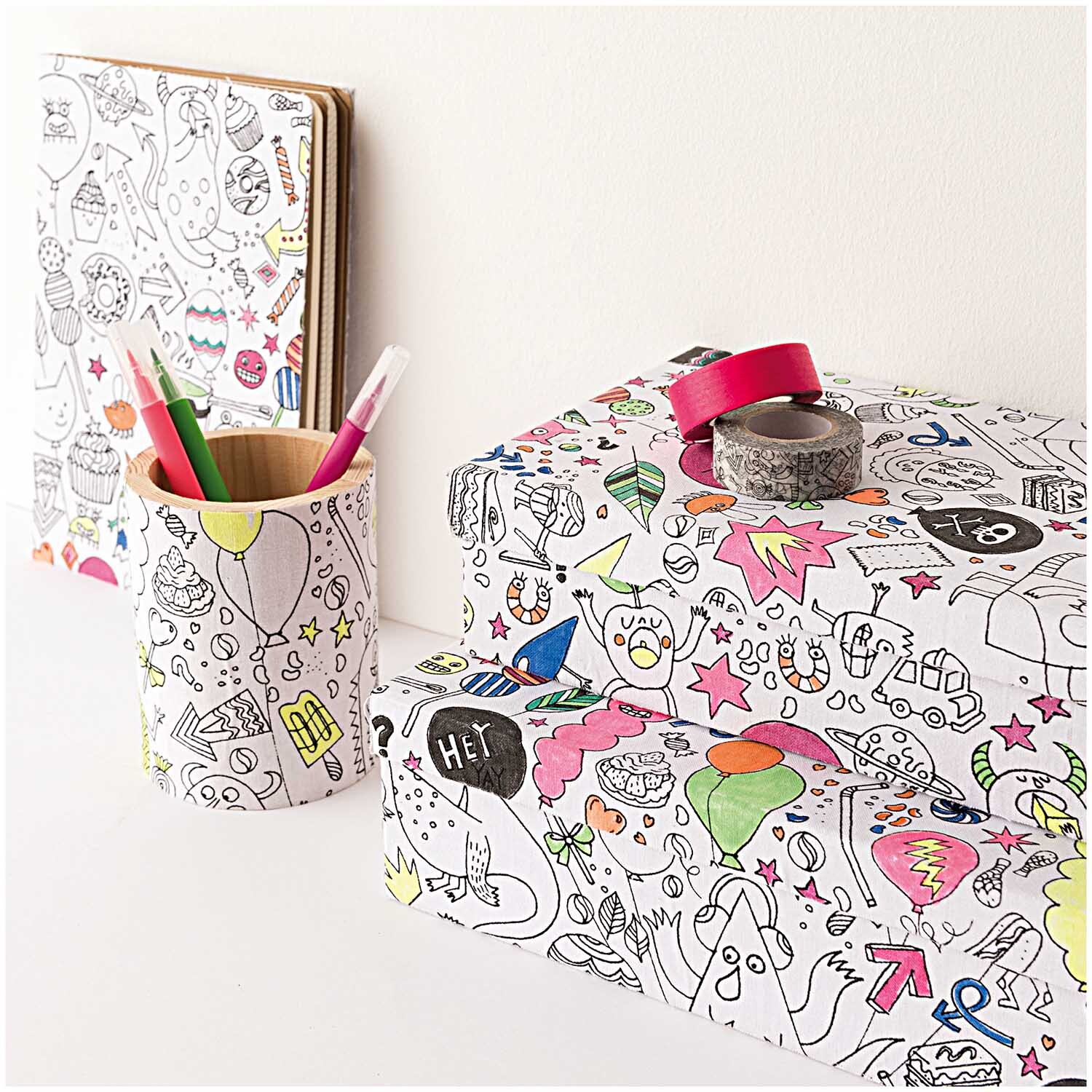 Paper Poetry Filzstifte 2,5mm 12 Stück von Rico Design Paper Poetry Filzstifte 2,5mm 12 Stück in einem bunten Stiftehalter neben kreativ gestalteten Boxen und Notizbuch. Ideal für farbenfrohe Designs.