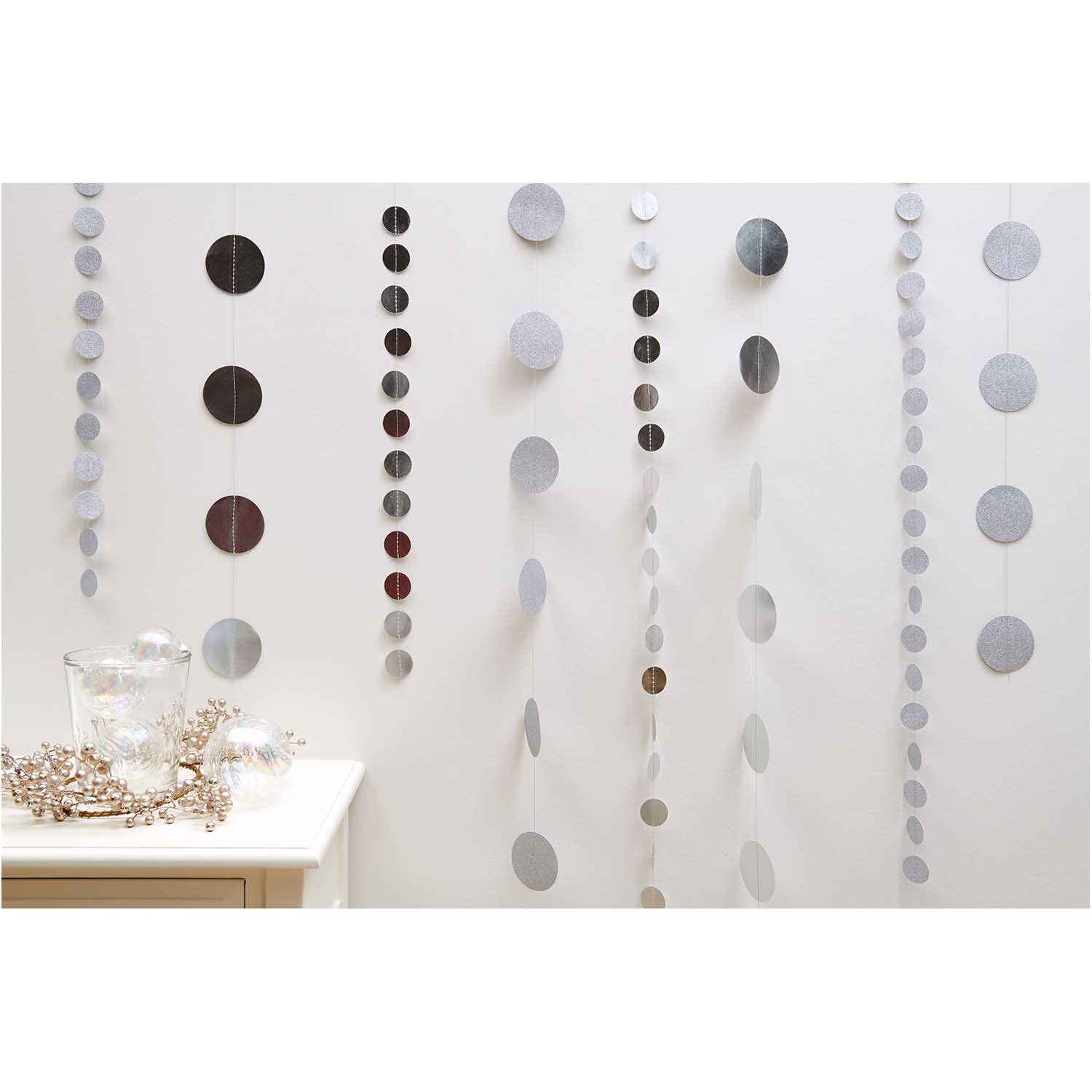 Genähte Girlande Kreise 8cm silber 1,7m von Rico Design Genähte Girlande Kreise 8cm in elegantem Silber von Rico Design, dekorativ an einer Wand hängend.