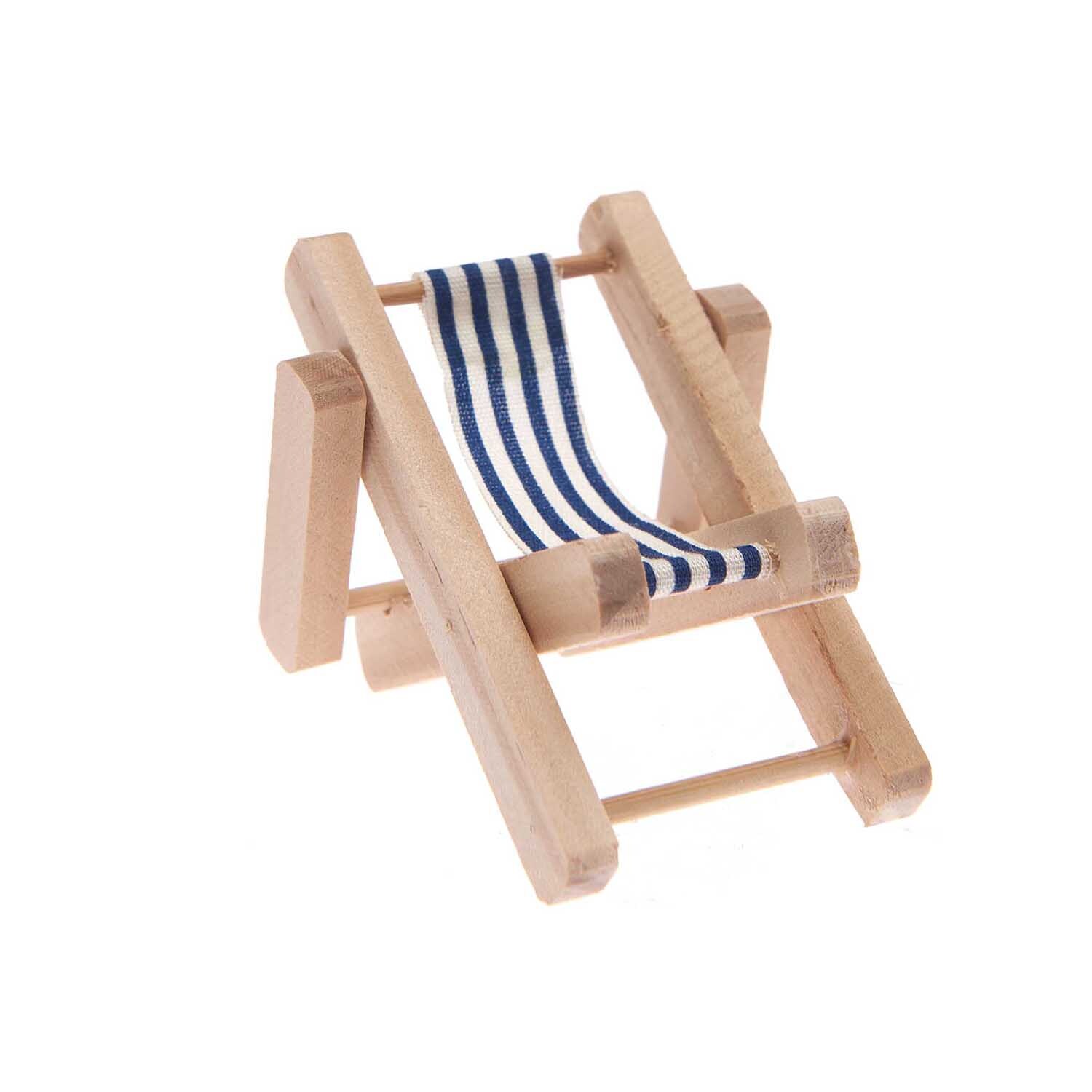 Deko-Liegestuhl blau-weiß von Rico Design: Miniatur-Holzstuhl mit blau-weiß gestreiftem Stoff. Ideal für kreative Dekorationen.