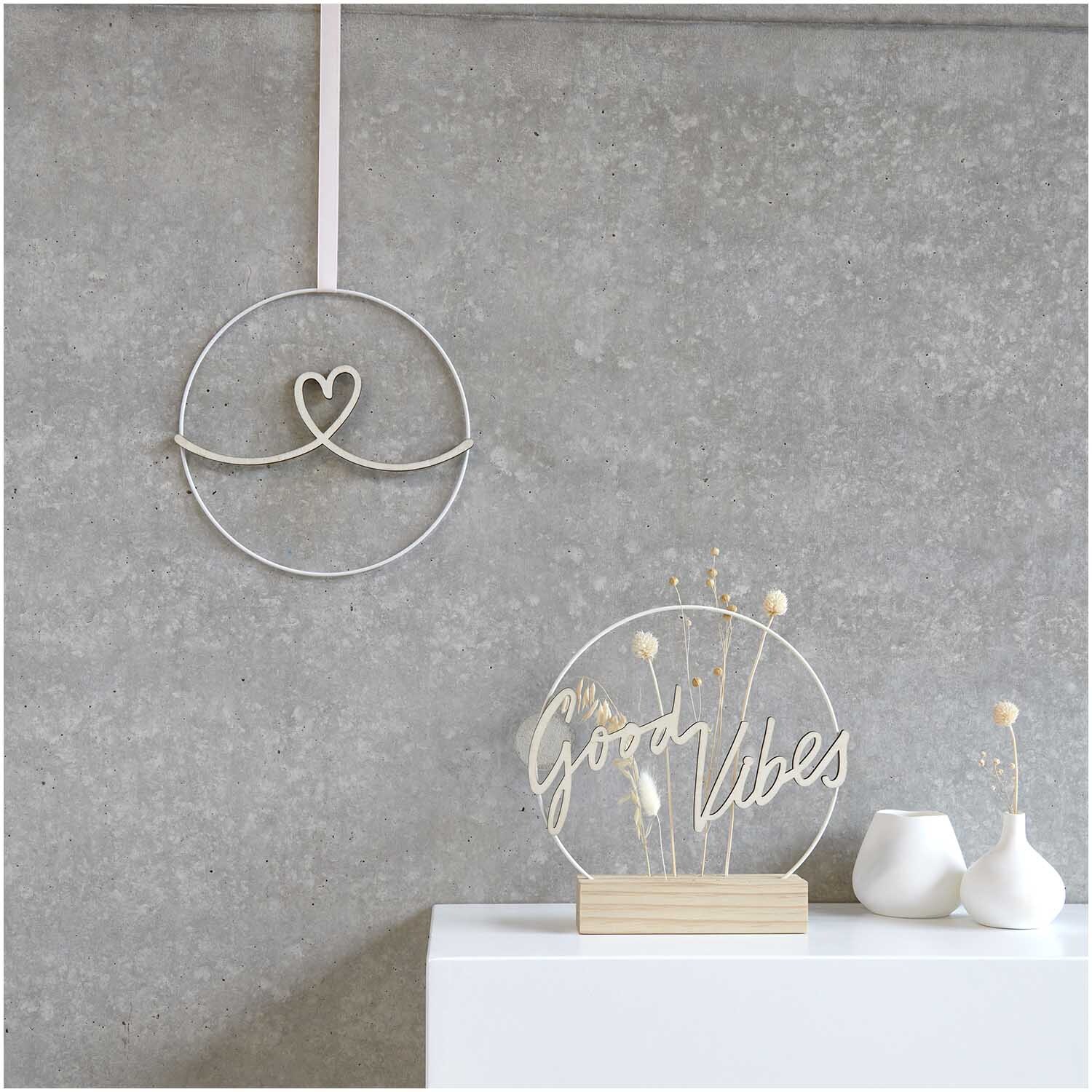 Holzschriftzug magnetisch "Herz" 29x11cm von Rico Design Holzschriftzug magnetisch "Herz" 29x11cm von Rico Design auf grauer Wand mit Dekoration.