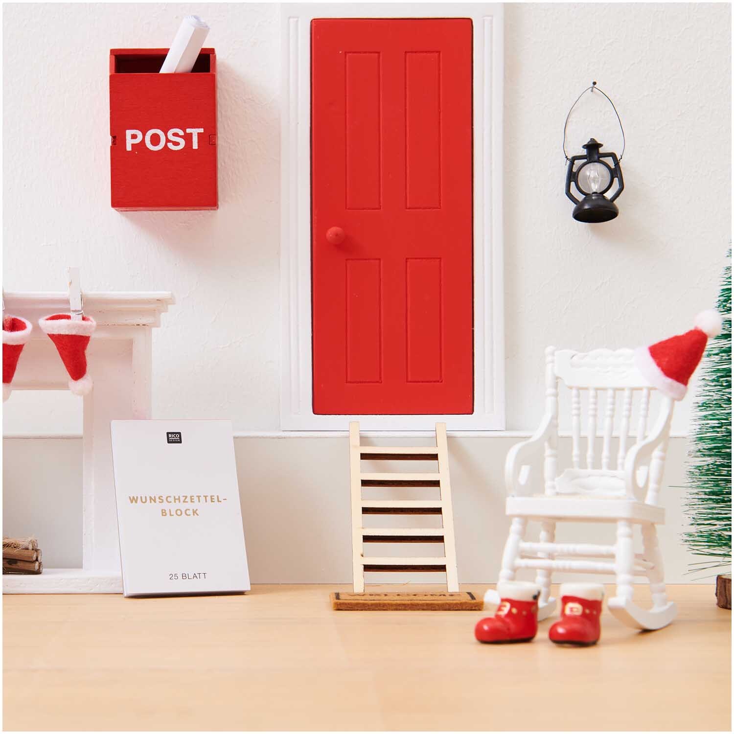 Paper Poetry Wunschzettelblock A8 25 Blatt 100g/m² von Rico Design Paper Poetry Wunschzettelblock A8 vor roter Tür mit Postkasten, Schaukelstuhl und Weihnachtsdeko.