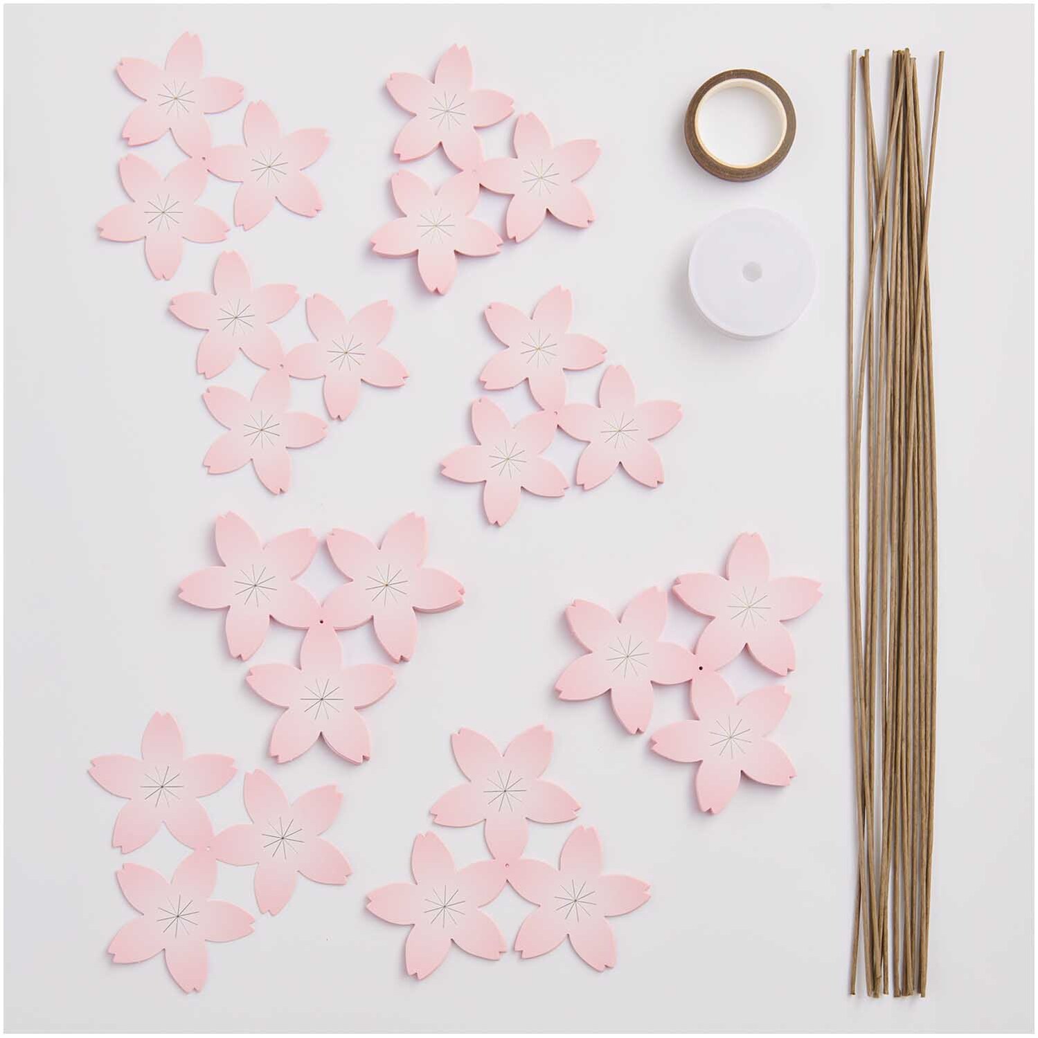 Bastelset Kirschblüten Fontäne: Rosa Kirschblüten aus Papier, Holzstäbchen und Klebeband von Rico Design. Ideal für kreative Dekorationen.