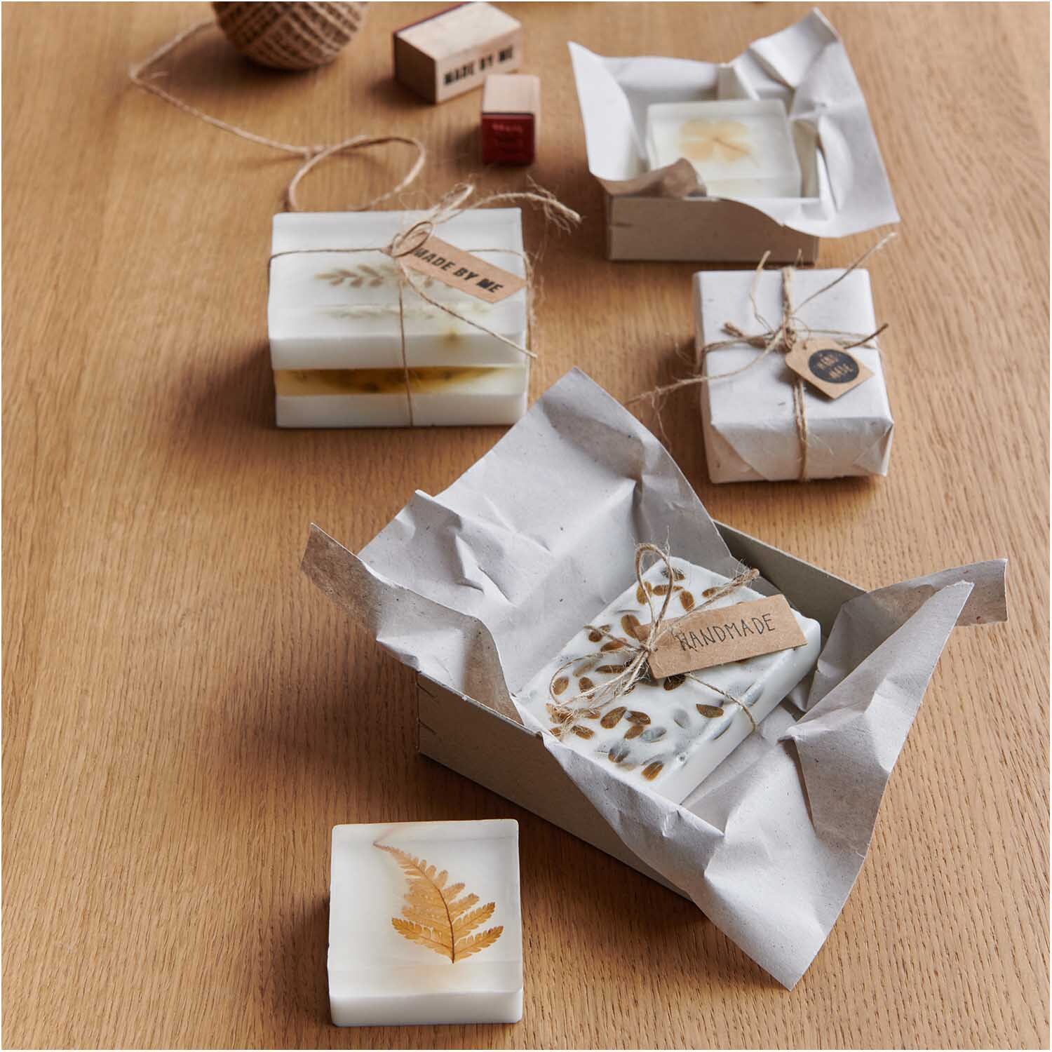 Gepresste Pflanzen Nelkengewächs 8 Stück von Rico Design Gepresste Pflanzen Nelkengewächs 8 Stück von Rico Design, dekorativ verpackt auf einem Holztisch.