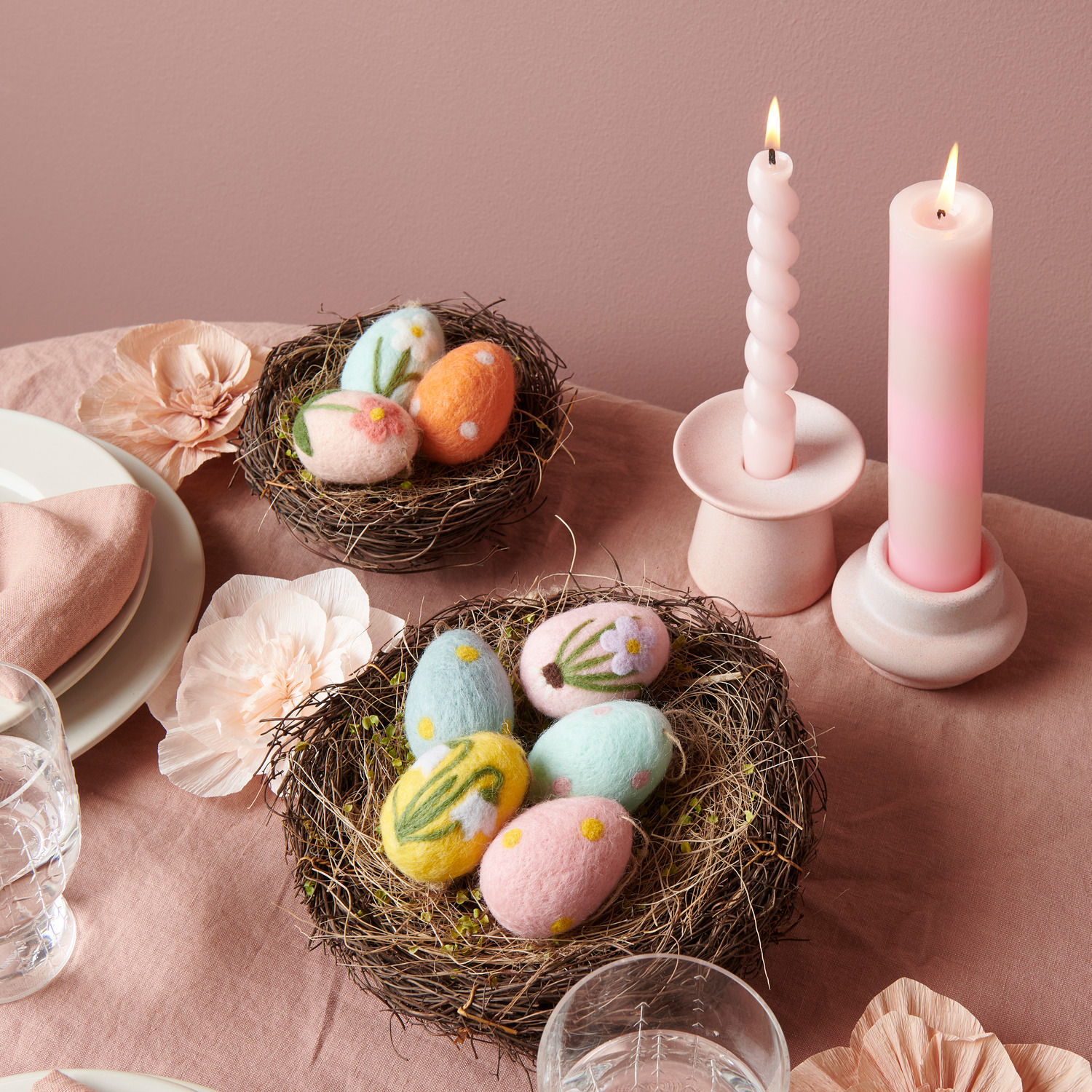 Aufhänger Filz-Eier Blumen in Naturnestern mit Kerzenhalter Porzellan Rosa und Spiralkerze. Tischdeko in sanften Pastelltönen.