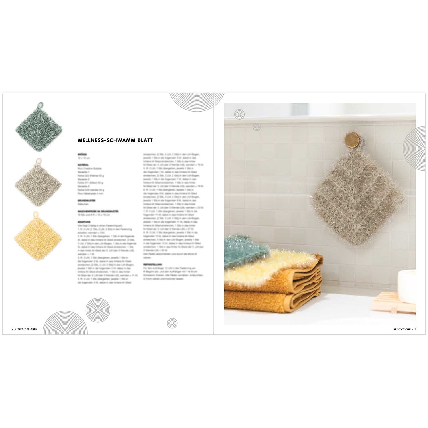 Creative Bubble - Earthy Colours: Drei bunte Schwämme von Rico Design hängen an einer Wand, daneben gefaltete Handtücher.