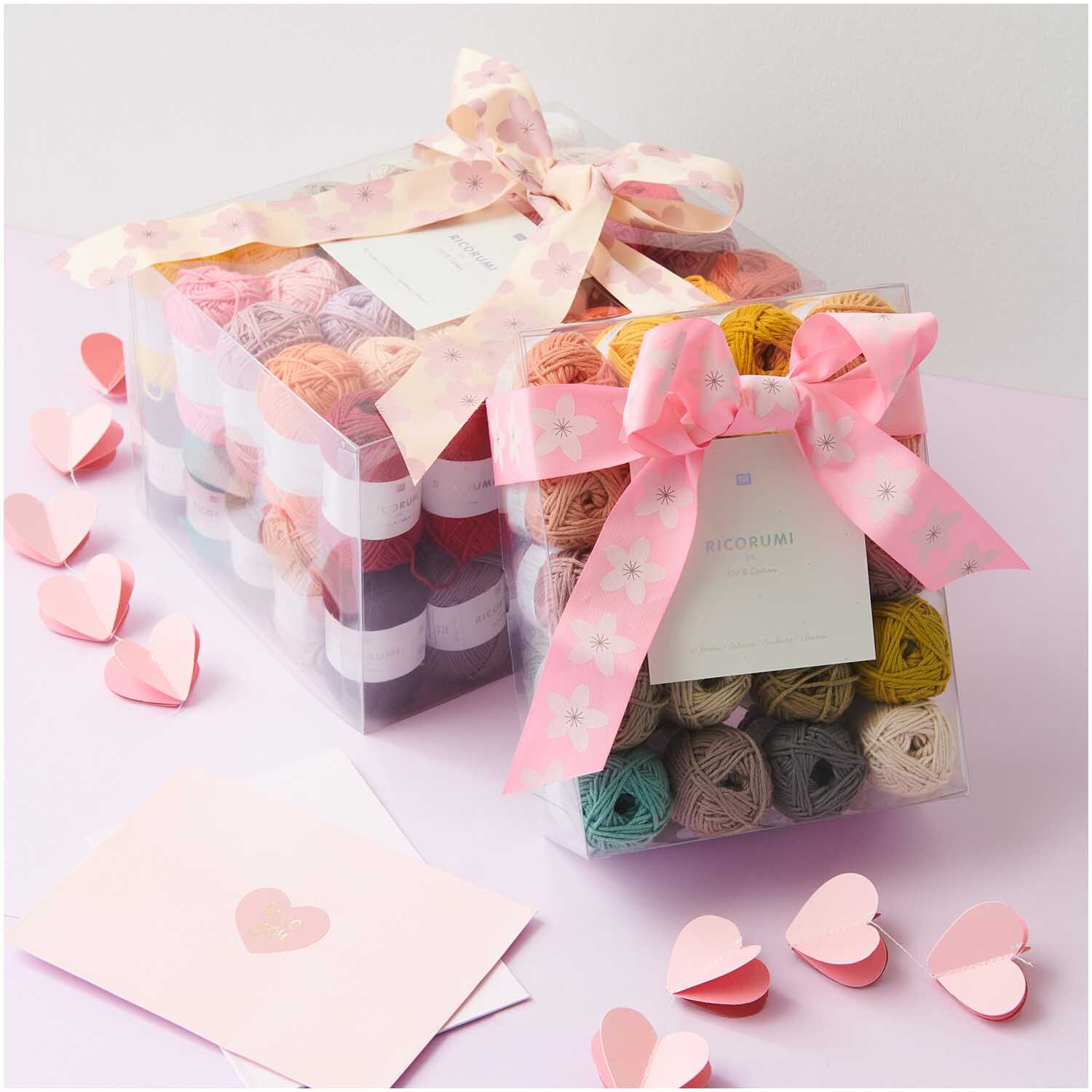 Paper Poetry Taftband Kirschblüten verziert Geschenkboxen mit pastellfarbenem Garn von Rico Design.