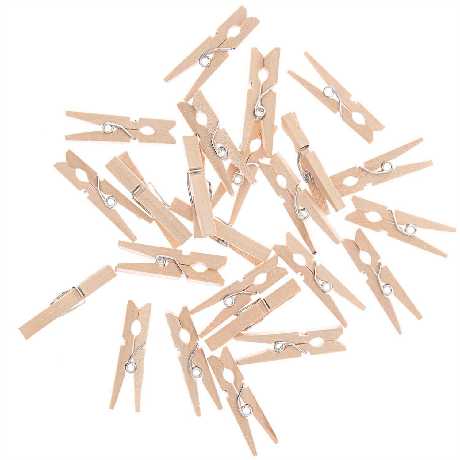 Holzklammern natur 3cm 24 Stück von Rico Design. Natürliche Holzklammern auf weißem Hintergrund verteilt. Ideal für Bastelprojekte.