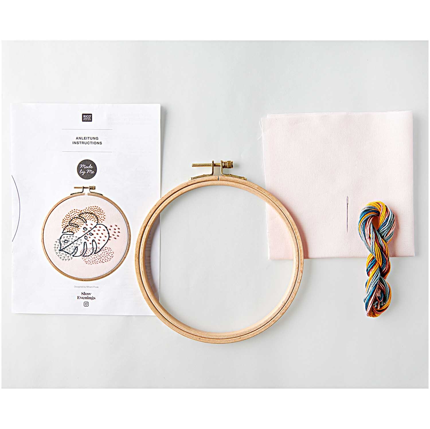 Pack de broderie Slow Evenings Monstera image Ø 15,5cm from Rico Design Stickpackung Slow Evenings Monstera Bild Ø 15,5cm mit Holzrahmen, bunter Garnrolle und Stoff. Ideal für kreative Handarbeiten.
