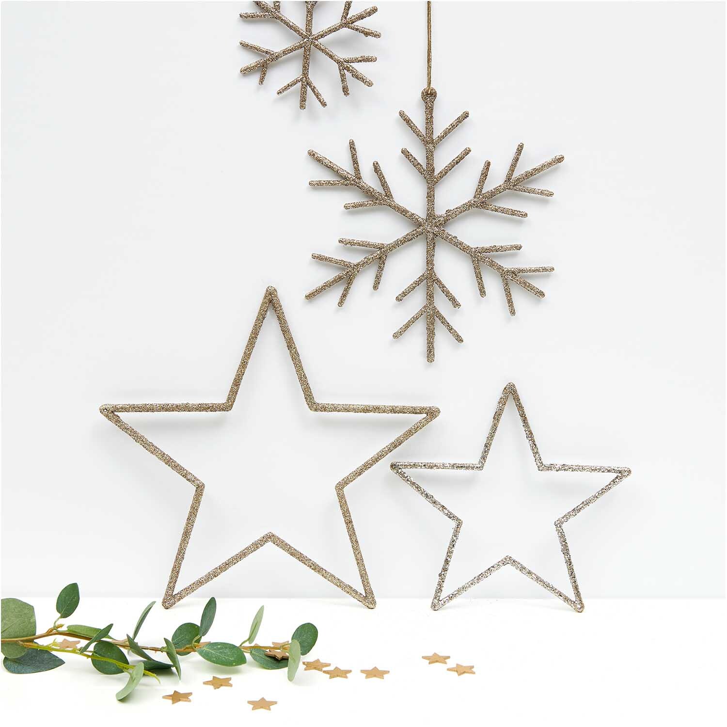 Holzstreu Stern 20x19mm 48 Stück Farbe gold von Rico Design Holzstreu Stern 20x19mm 48 Stück von Rico Design in Gold, dekoriert mit Zweigen und Schneeflocken. Ideal für festliche Dekorationen.