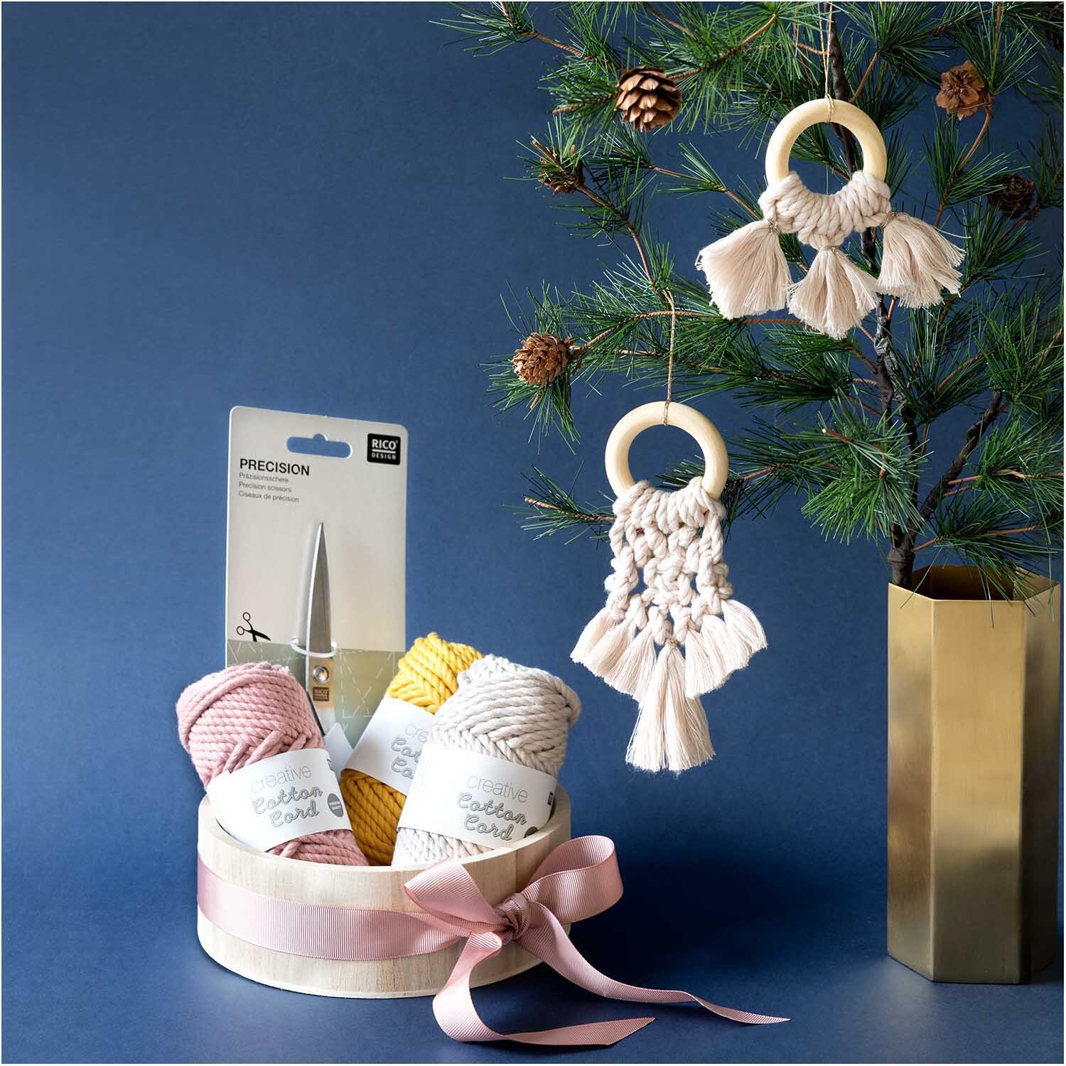 Creative Cotton Cord Makramee-Garn von Rico Design in einem Geschenkset mit Schere und Makramee-Deko an einem Baum.