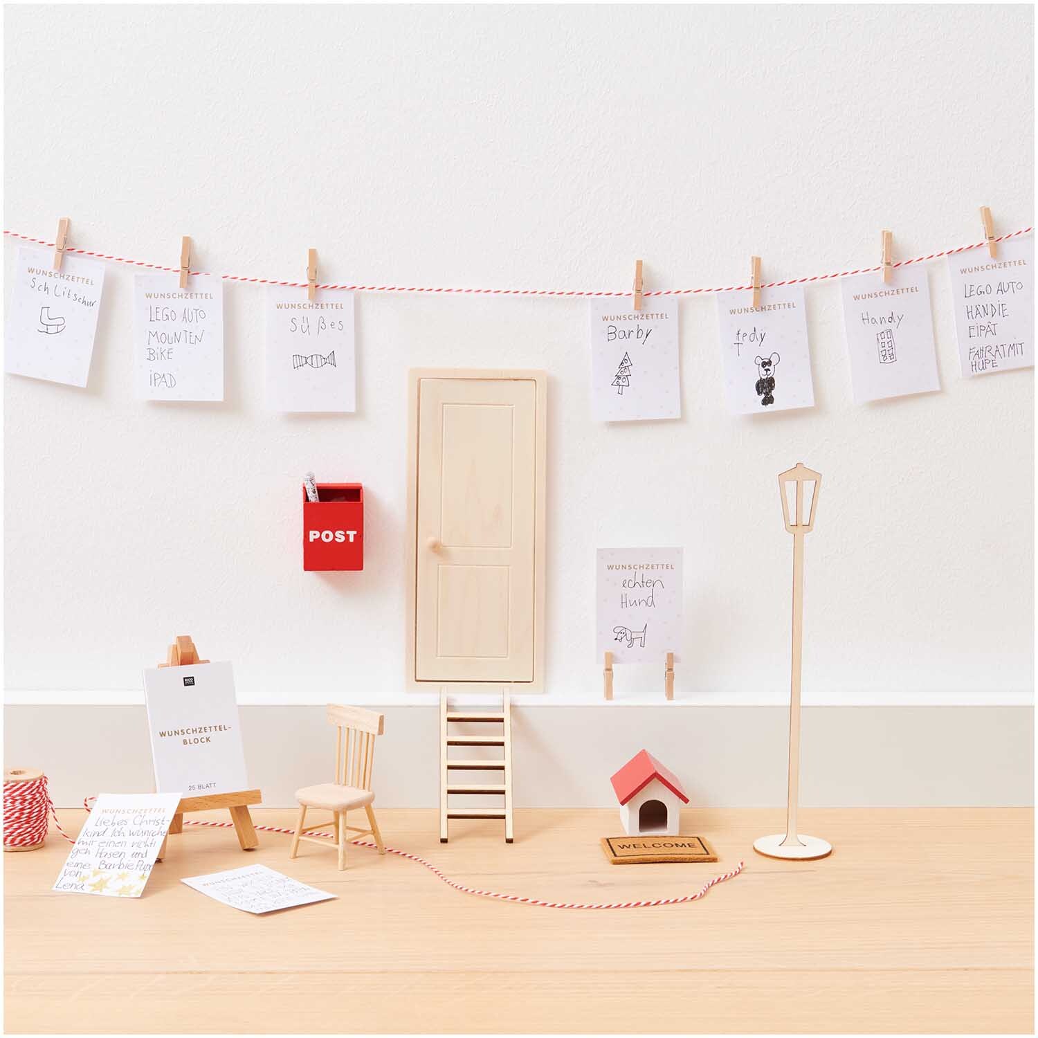 Miniatur Stuhl 4,5x4x8,5cm vor einer kreativen Szene mit Miniaturmöbeln und Dekorationen.