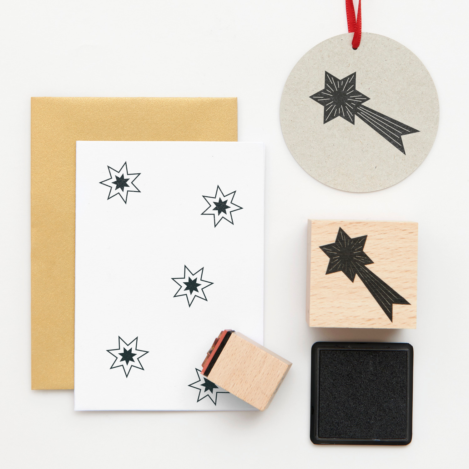 Paper Poetry Stempelset Sterne, 13-teilig, zeigt schwarze Sternmotive auf Karten und Holzstempeln.