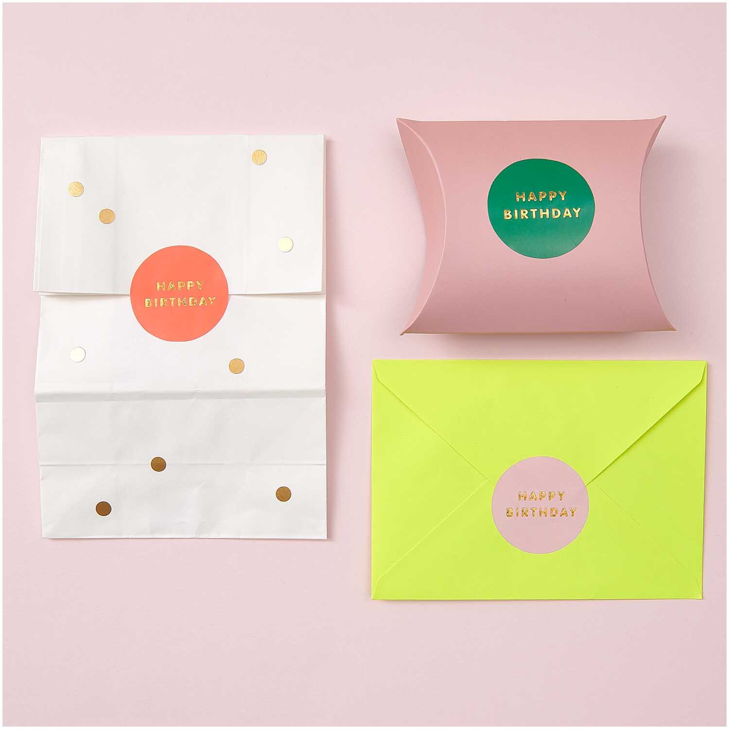Paper Poetry Sticker Happy Birthday Kreise auf Geschenktüten und Umschlägen in Pastellfarben.