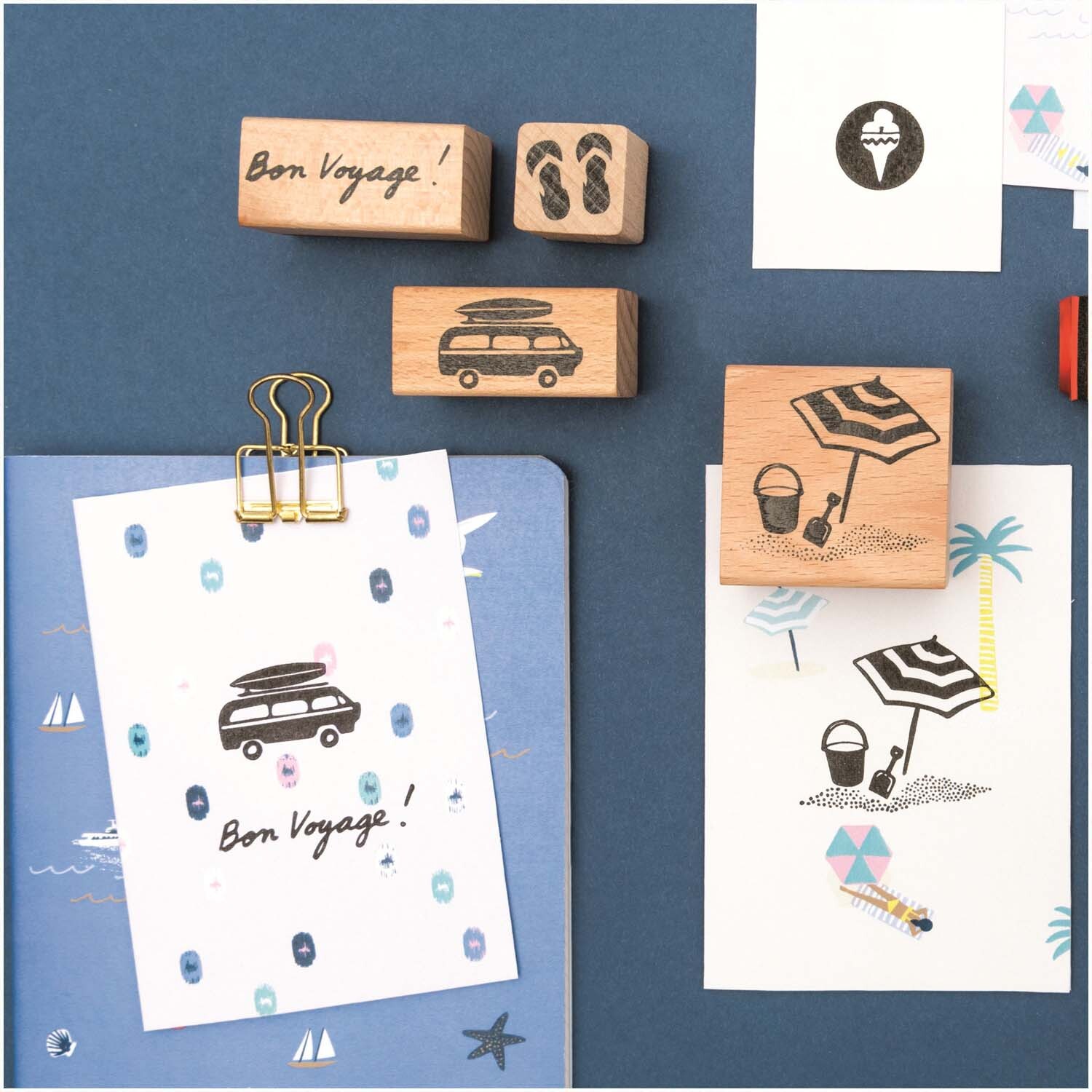 Paper Poetry Stempelset Bon Voyage 7-teilig von Rico Design Paper Poetry Stempelset Bon Voyage: 7-teiliges Set auf blauem Hintergrund mit Reise- und Strandmotiven von Rico Design.