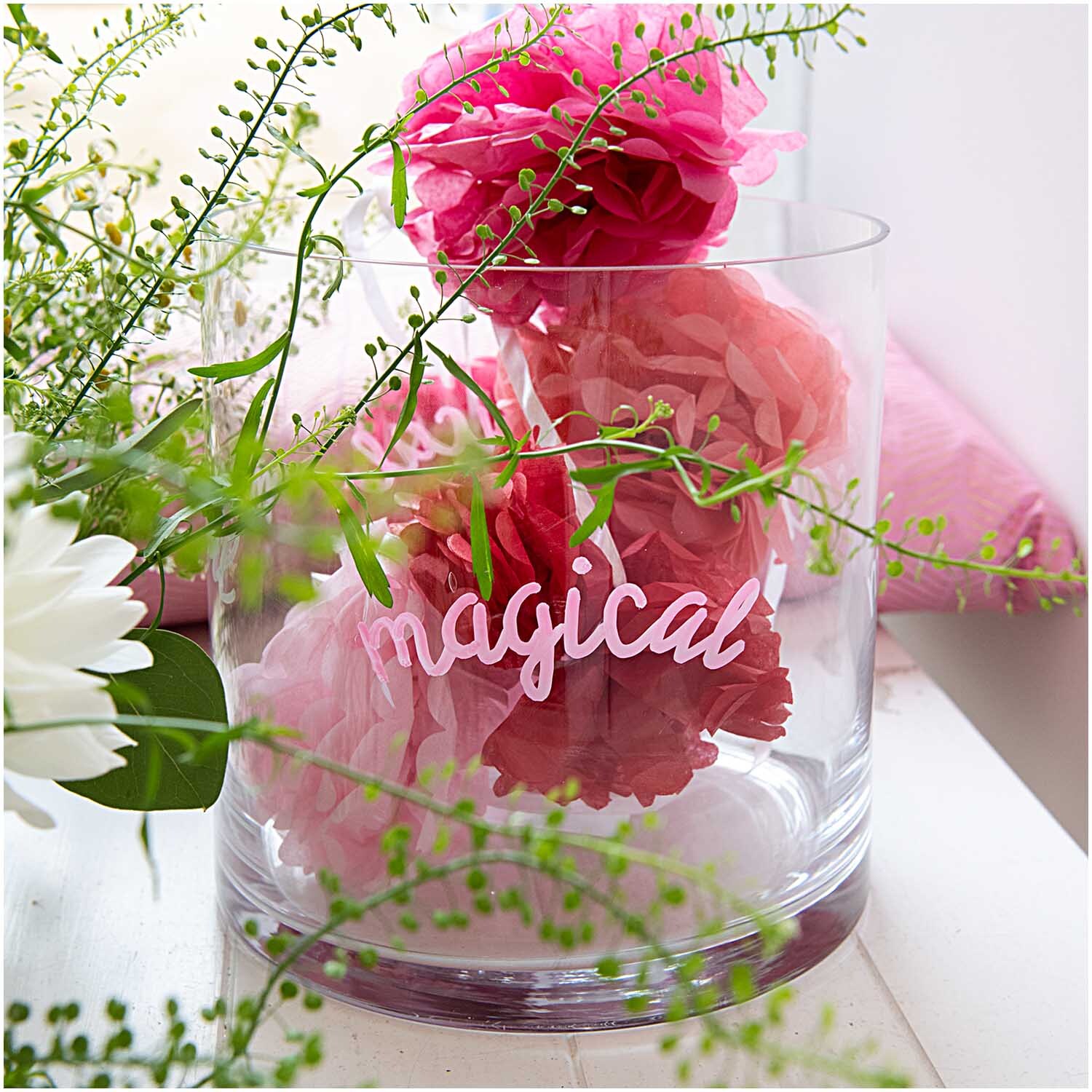 Kreidestifte Flüssigkreide Set Regenbogen 3mm 8 Farben von Rico Design Kreidestifte Flüssigkreide Set Regenbogen: Glasvase mit rosa Blumen und Schriftzug "magical", dekoriert mit grünen Zweigen.