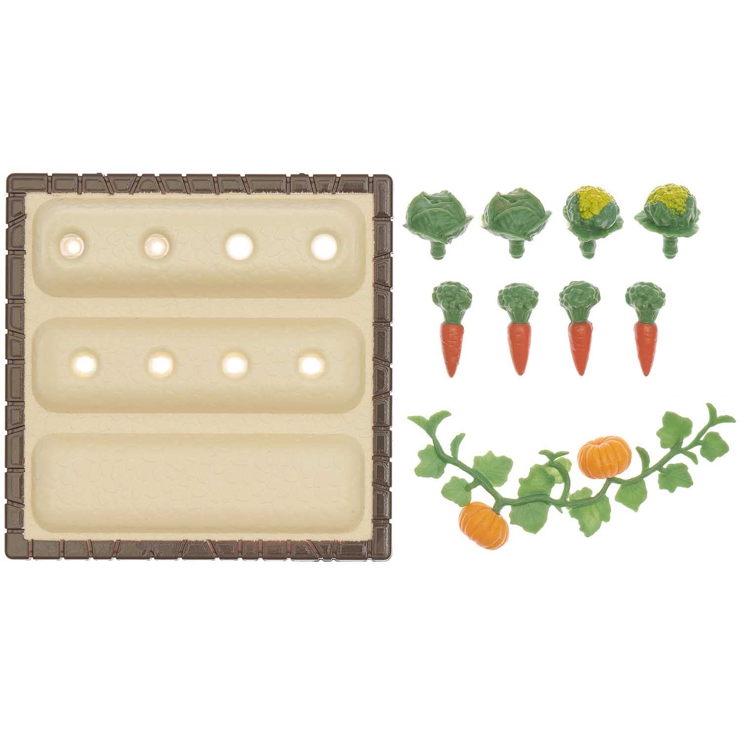 Miniatur Gemüsebeet 9x1,5x9cm von Rico Design zeigt ein kleines Beet mit Karotten, Kohl und Kürbissen. Ideal für kreative Bastelprojekte.