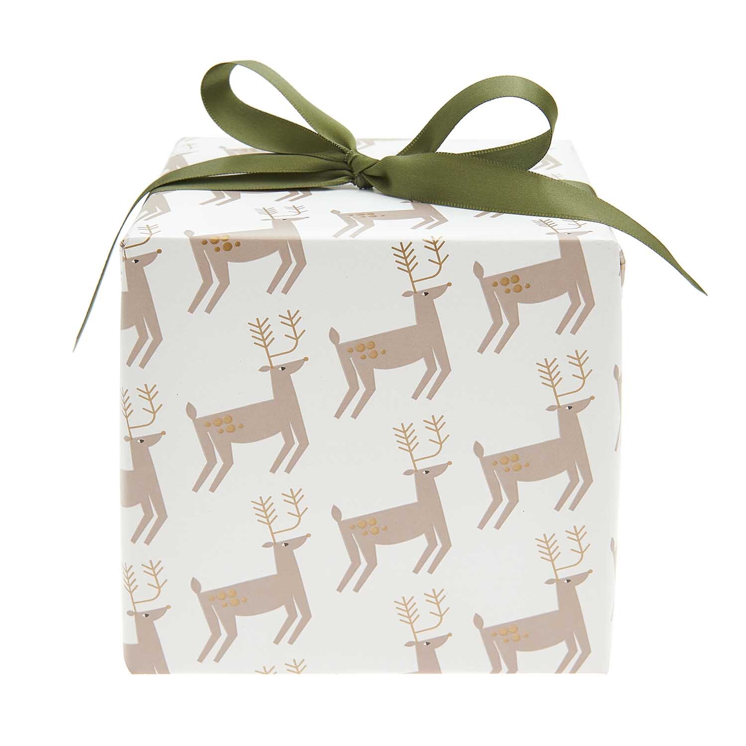 Paper Poetry Geschenkpapier Rentiere 70cm 2m 80g/m² von Rico Design Paper Poetry Geschenkpapier mit Rentiermuster, verpackt mit grünem Band. Marke: Rico Design.