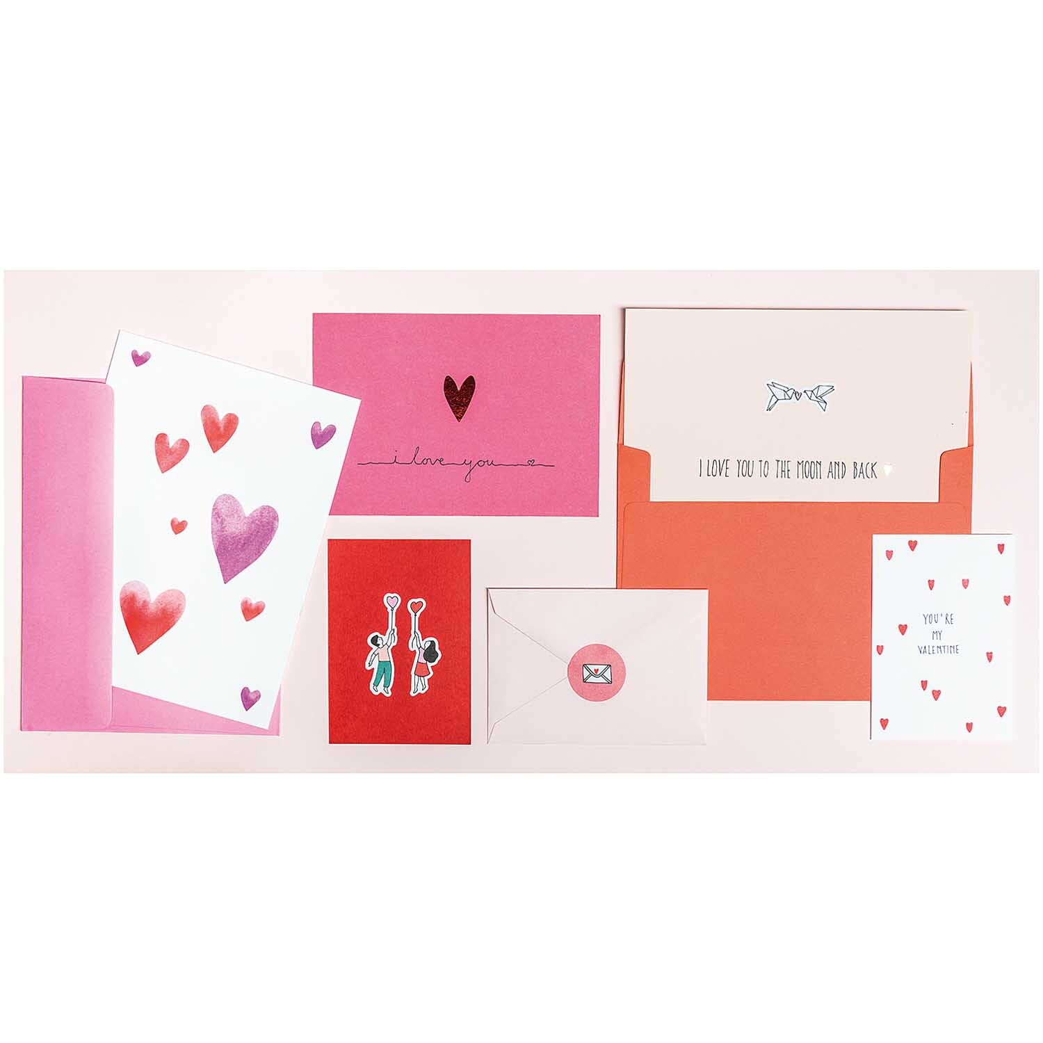 Paper Poetry Sticker It must be love 4 Blatt von Rico Design Paper Poetry Sticker It must be love 4 Blatt zeigt bunte Herzsticker und romantische Karten von Rico Design auf einem Tisch.