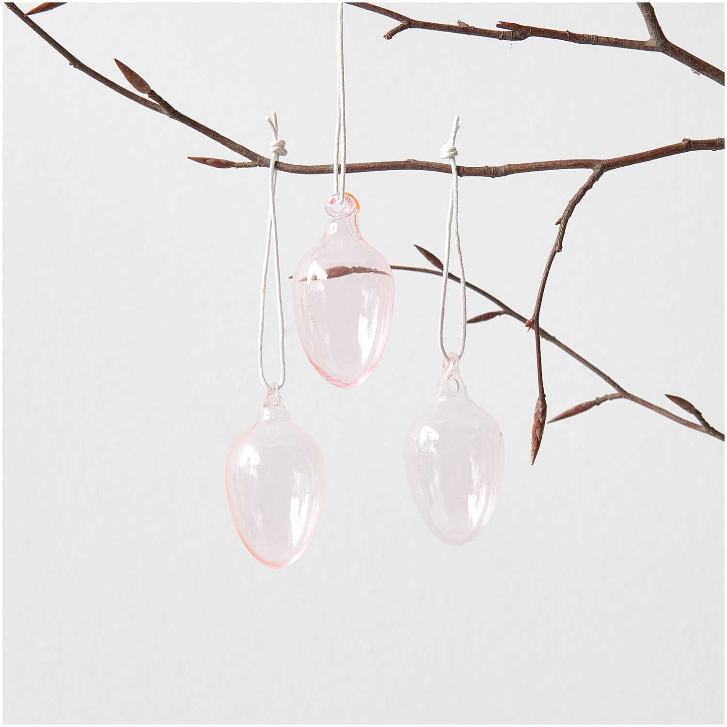 Glas Eier transparent-rosa 4 Stück Ø 3cm von Rico Design Glas Eier transparent-rosa 4 Stück Ø 3cm hängen an einem Ast. Elegantes Design von Rico Design. Ideal für stilvolle Dekorationen.