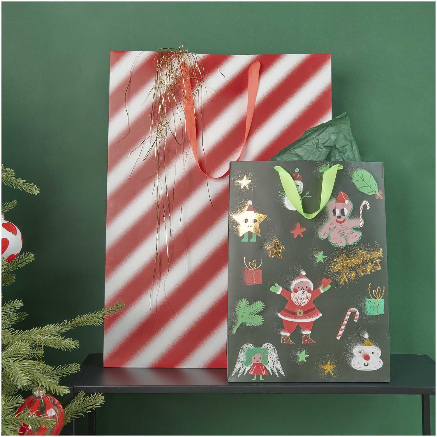 Paper Poetry Geschenktüte Christmas Rocks! 33x45x10cm von Rico Design Paper Poetry Geschenktüte Christmas Rocks! mit weihnachtlichen Motiven und grünem Seidenpapier, ideal für festliche Geschenke.