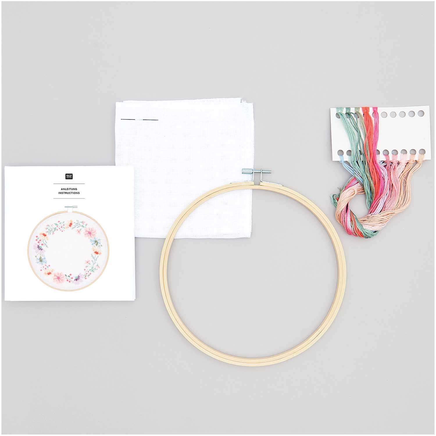 Paquet à broder Couronne de fleurs Ø20,5cm from Rico Design Stickpackung Blumenkranz mit Stickrahmen, Garn und Anleitung von Rico Design, ideal für kreative Handarbeiten.