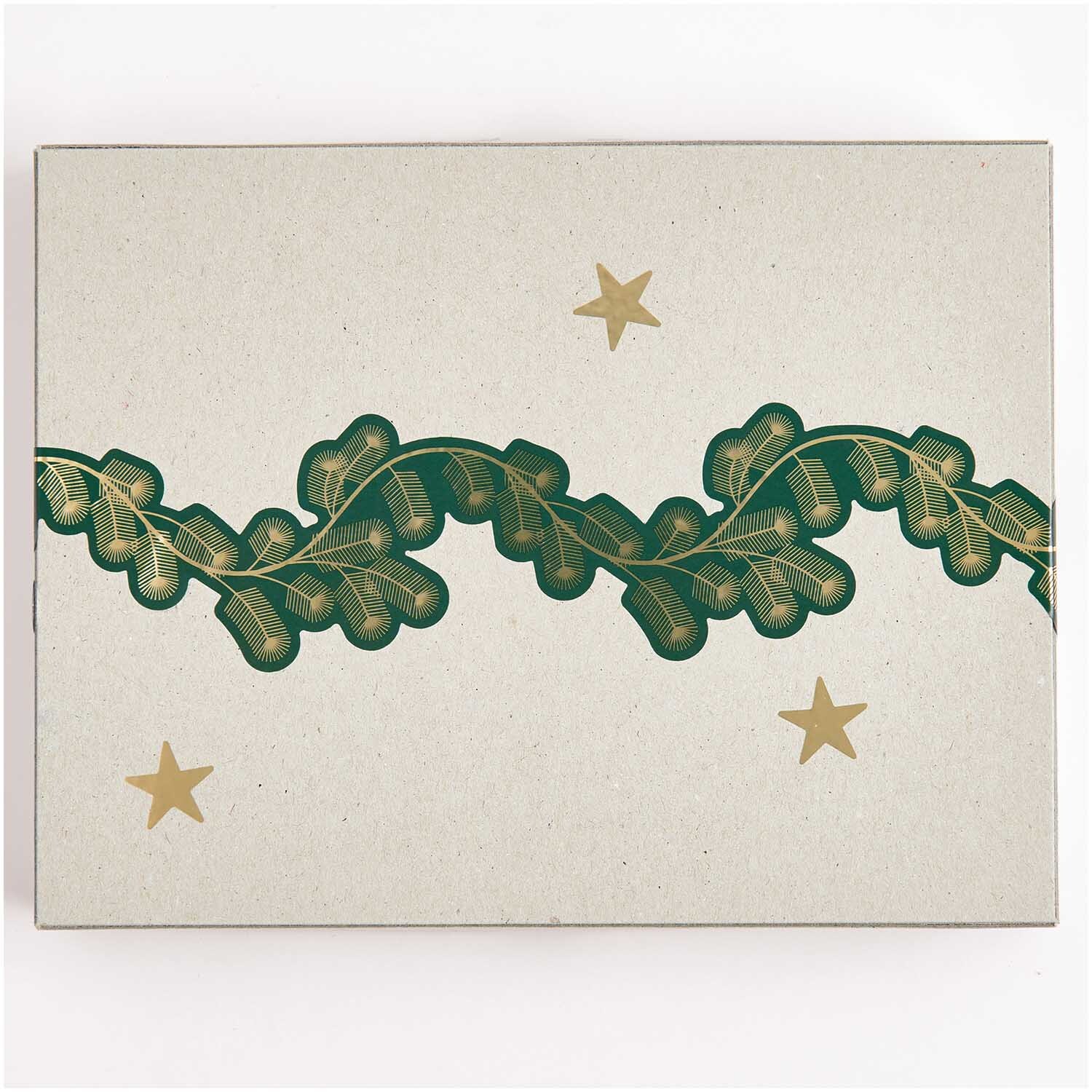 Paper Poetry Sticker Christmas Rocks! Tannengirlande Ø 5cm 100 Stück auf der Rolle von Rico Design Paper Poetry Sticker Christmas Rocks! zeigt eine grüne Tannengirlande mit goldenen Sternen auf beigem Hintergrund. Marke: Rico Design.