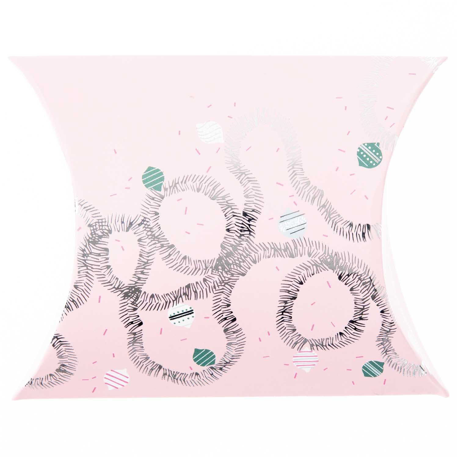 Paper Poetry Geschenkschachteln Nostalgic Christmas rosa 6 Stück von Rico Design Paper Poetry Geschenkschachteln zeigen ein nostalgisches Weihnachtsdesign mit rosa Hintergrund und dekorativen Mustern. Ideal für festliche Anlässe.