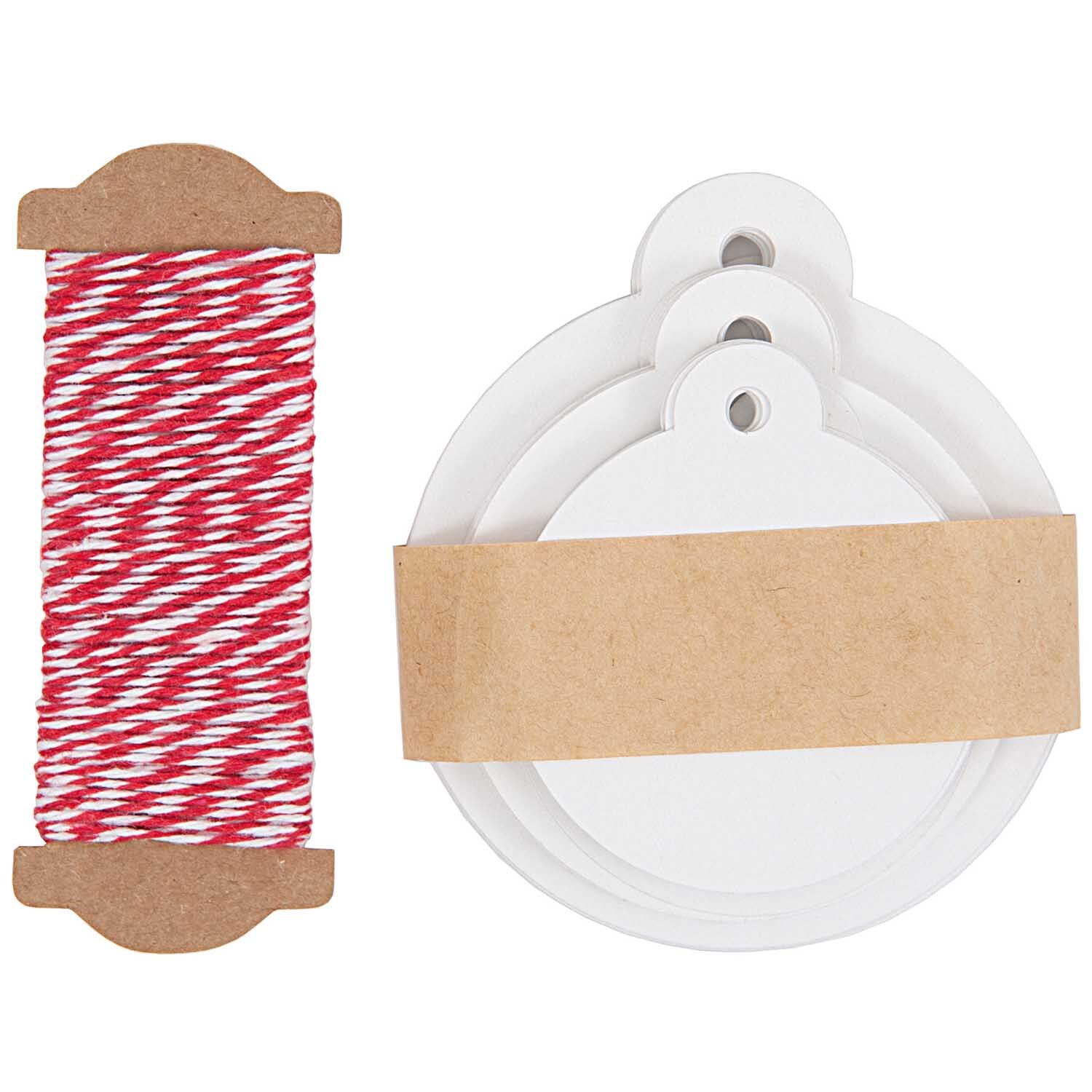 Paper Poetry Geschenkanhänger rund weiß 30 Stück von Rico Design neben rotem Garn auf Spule. Ideal für kreative Geschenkverpackungen.