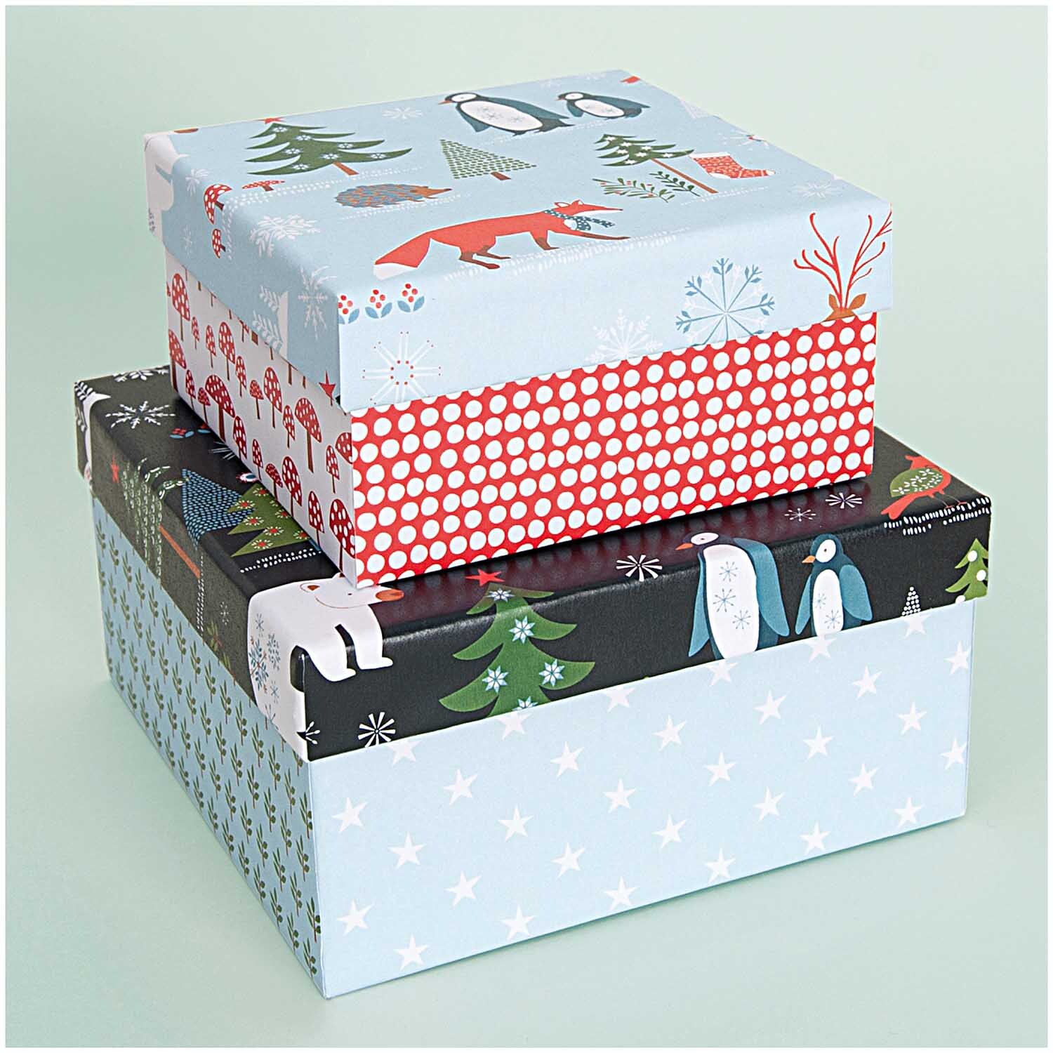 Quadratbox weiß Größe 9x9x4,5 cm von Rico Design Quadratbox weiß mit winterlichen Motiven und Tieren, ideal für Geschenke, von Rico Design.