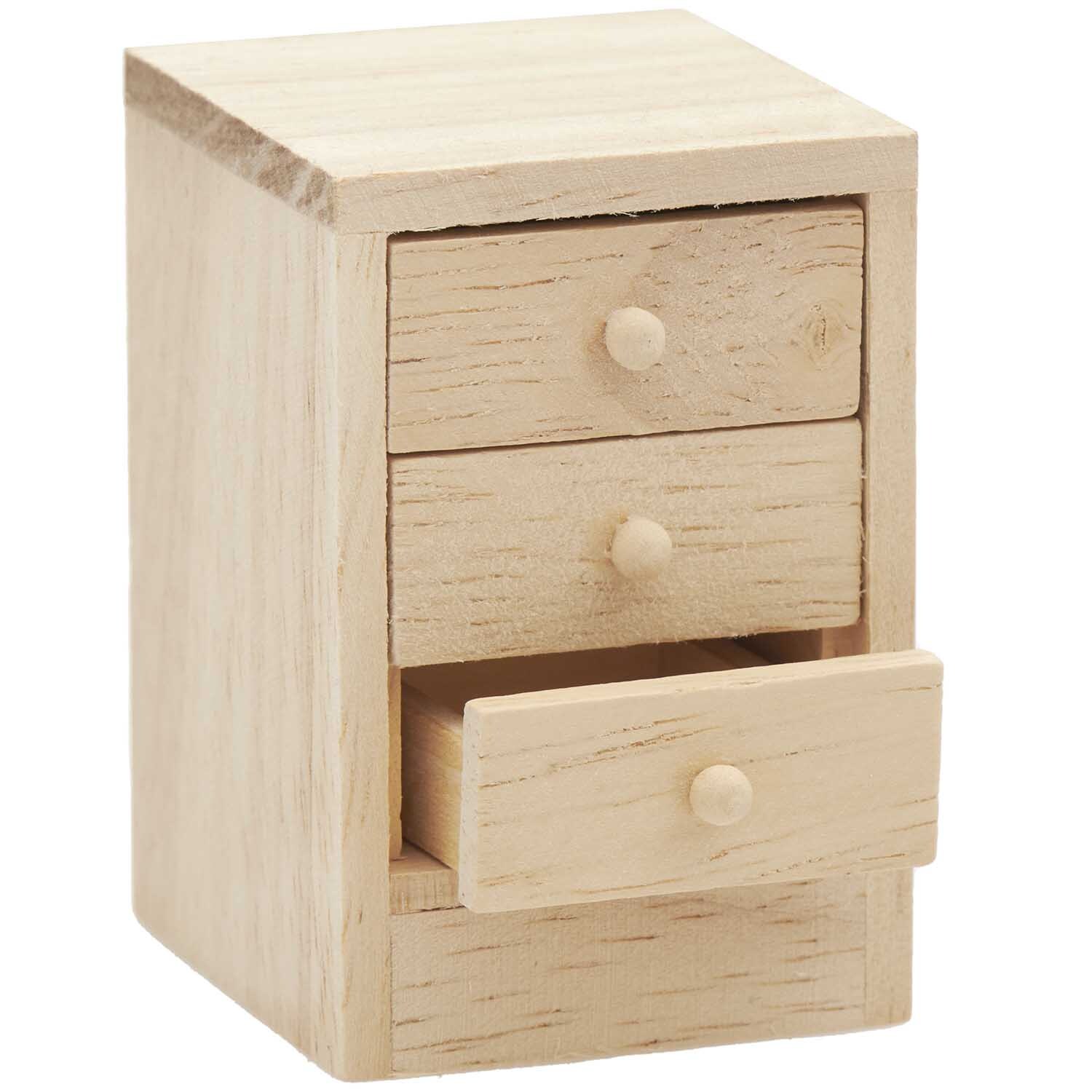 Miniatur Kommode aus Holz mit drei Schubladen, eine leicht geöffnet. Maße: 4x6x4,5cm. Marke: Rico Design.
