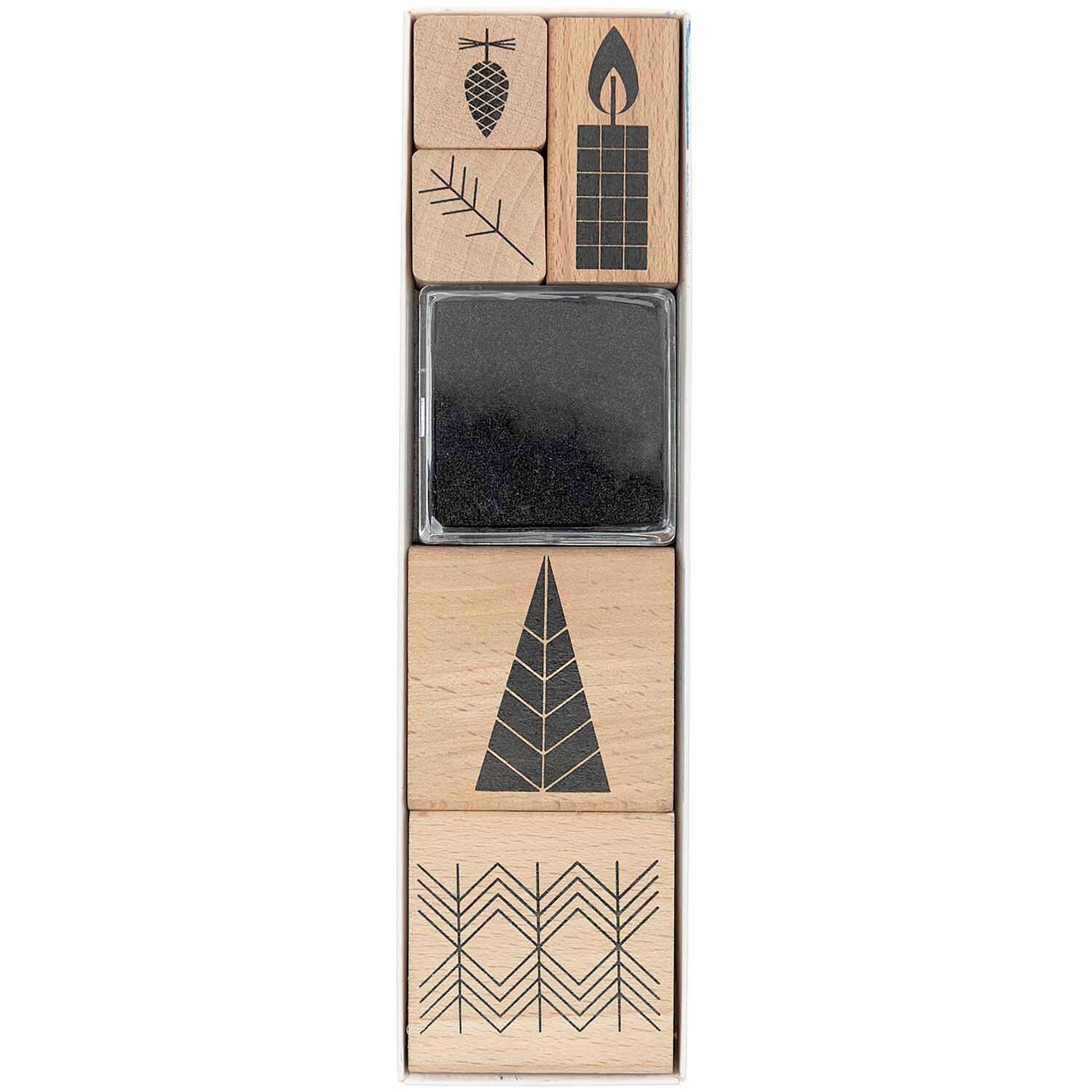 Paper Poetry Stempelset Christmas is in the air grafisch, 6-teilig, mit weihnachtlichen Motiven in Schwarz auf Holzblöcken.