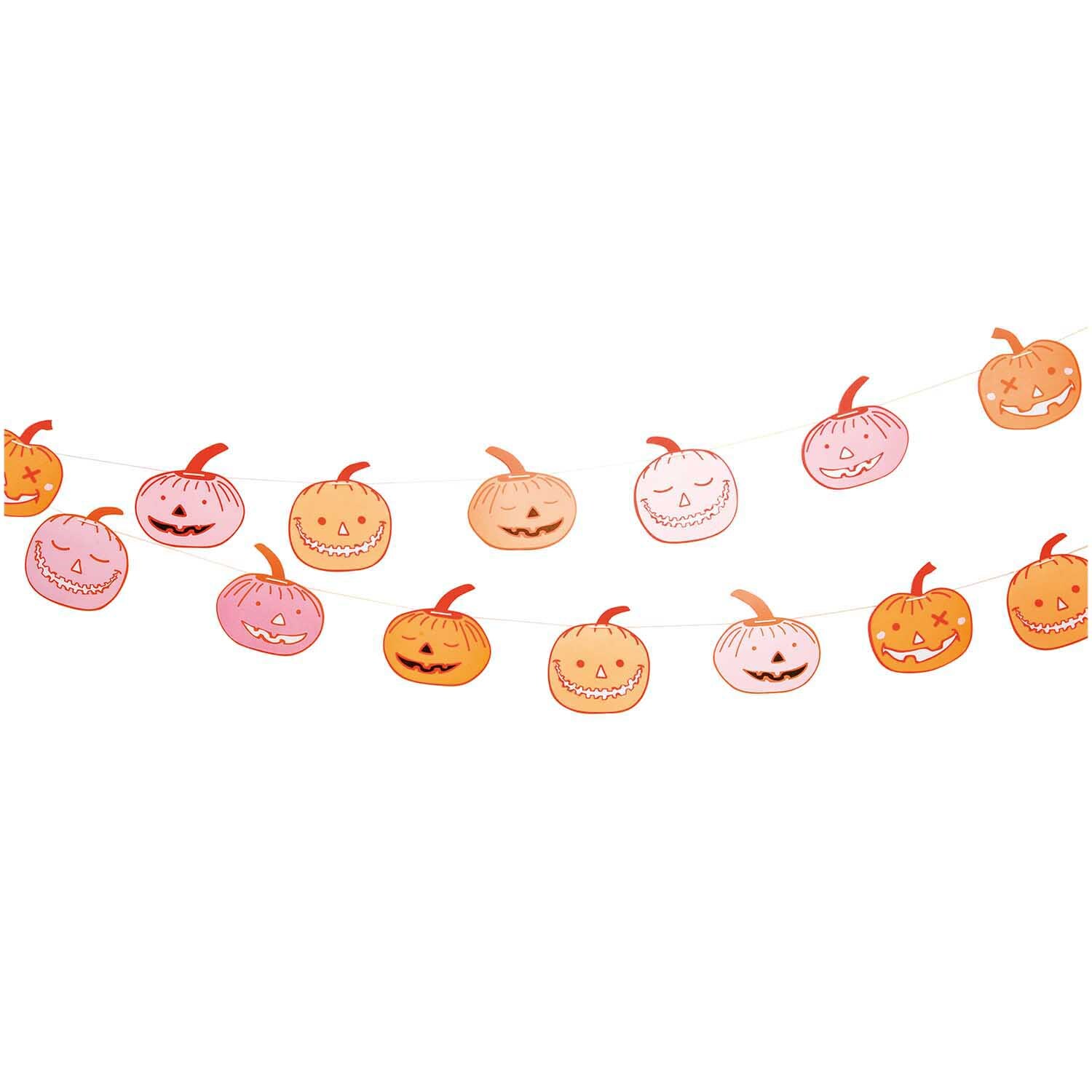 Paper Poetry Girlande Halloween Kürbis 3m zeigt bunte Kürbisse an einer Schnur, ideal für festliche Dekorationen.