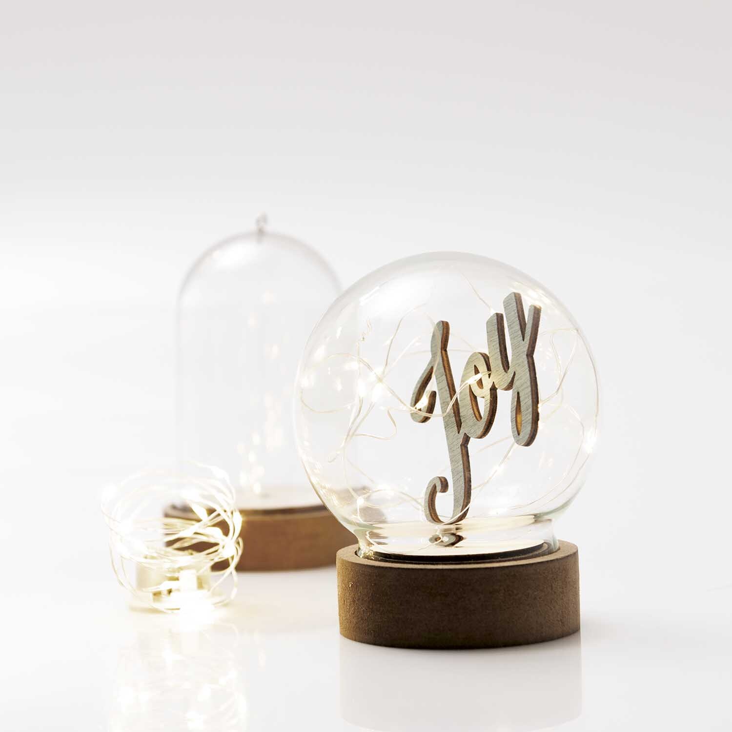 Holzdeko-Set Berglandschaft für XL-Dekohaube 6-teilig von Rico Design Holzdeko-Set Berglandschaft für XL-Dekohaube, 6-teilig. Enthält eine Glaskugel mit Holzschriftzug "Joy" auf Holzsockel. Ideal für stilvolle Dekoration.